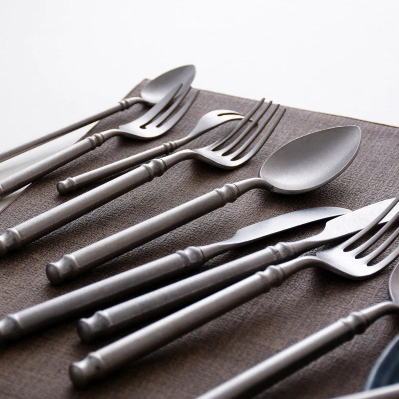 Ensemble de couverts rétro en acier inoxydable 304, finition mate. Couverts de style occidental pour steak, café et desserts, comprenant couteau et fourchette vintage spéciale.