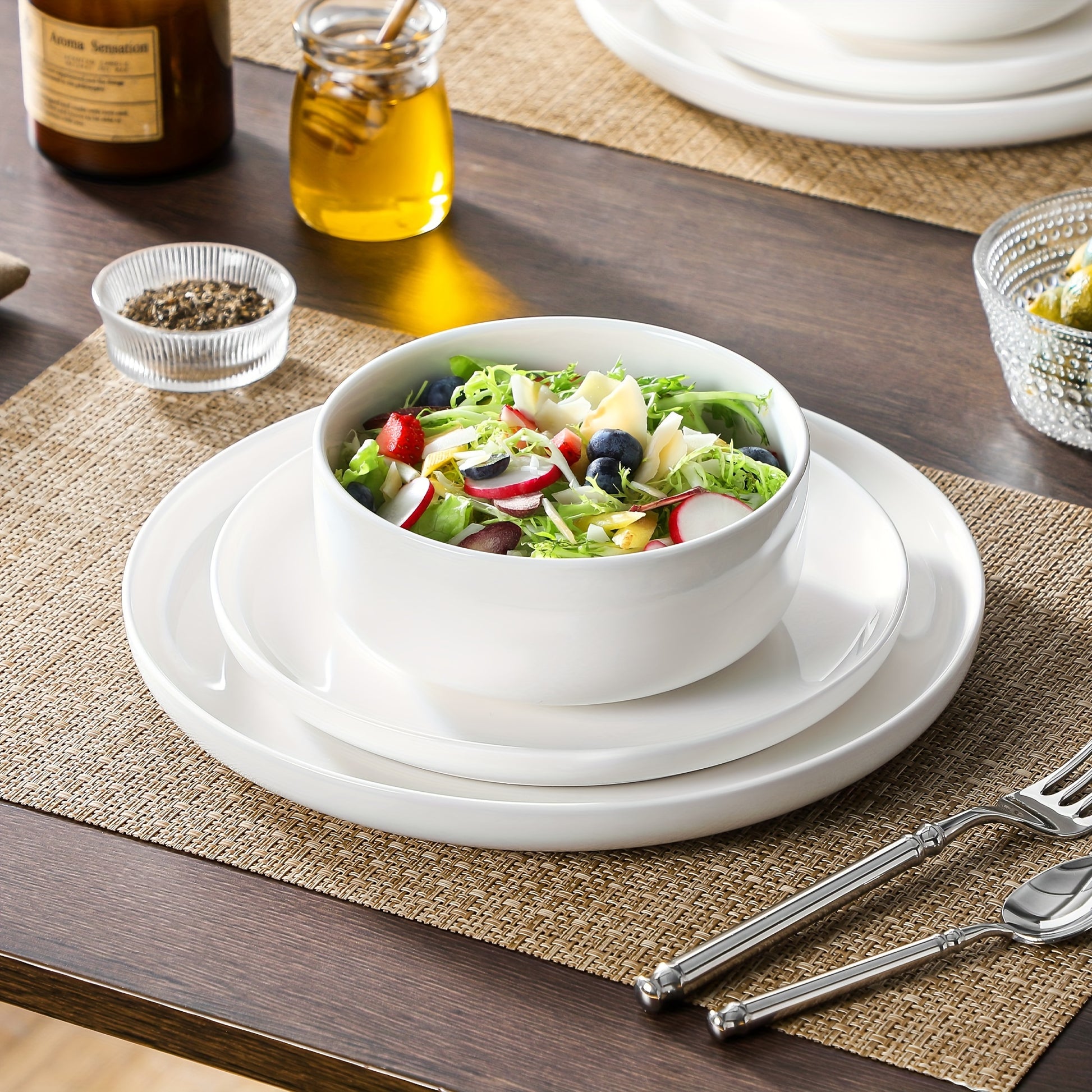 Service de vaisselle en porcelaine blanc ivoire 18 pièces avec assiette plate, assiette à dessert et bol à salade, pour 6 personnes.
