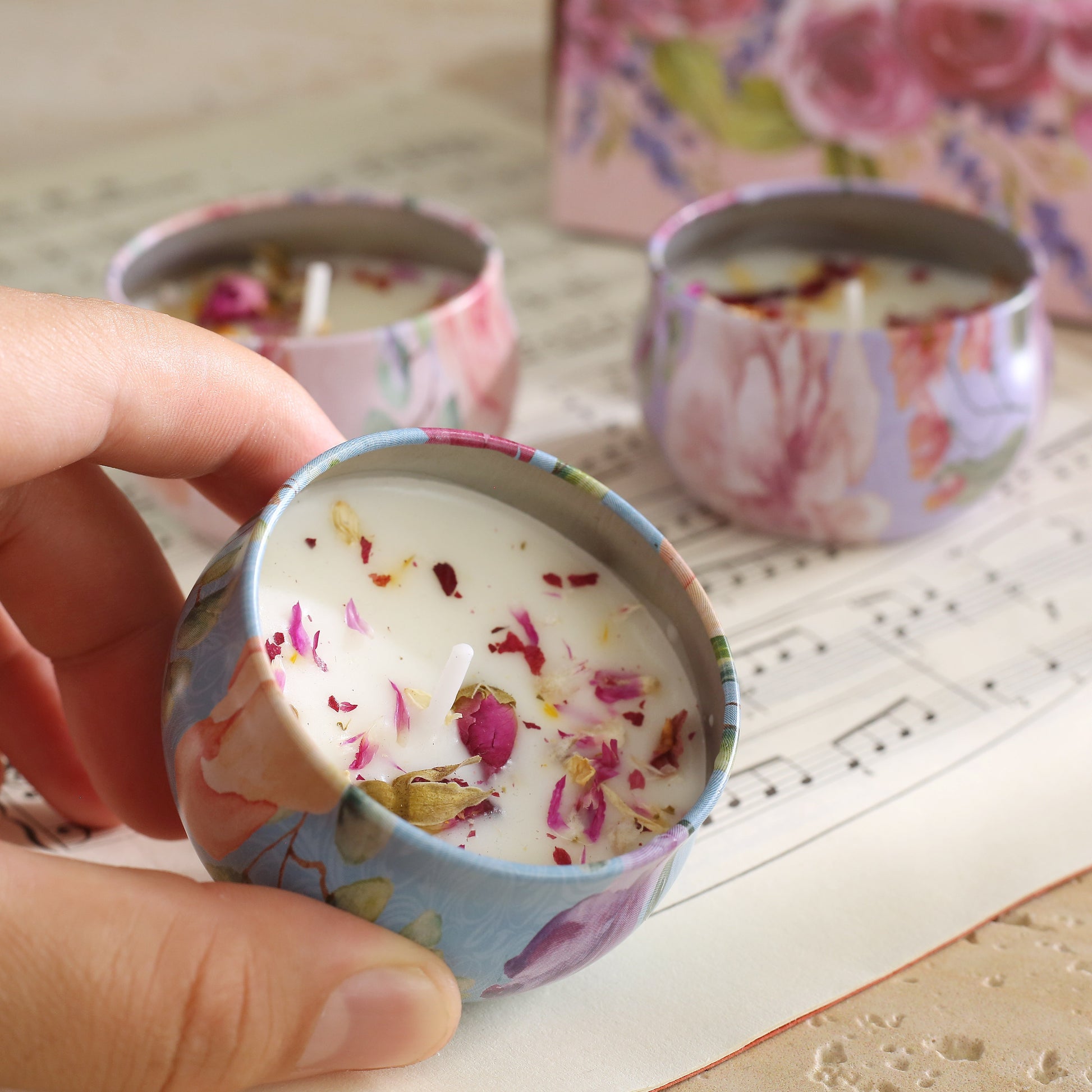 Coffret de 2 ou 4 bougies parfumées pour femmes en cire de soja avec fleurs séchées, disponibles en quatre senteurs. Idéal pour le bain et le yoga.