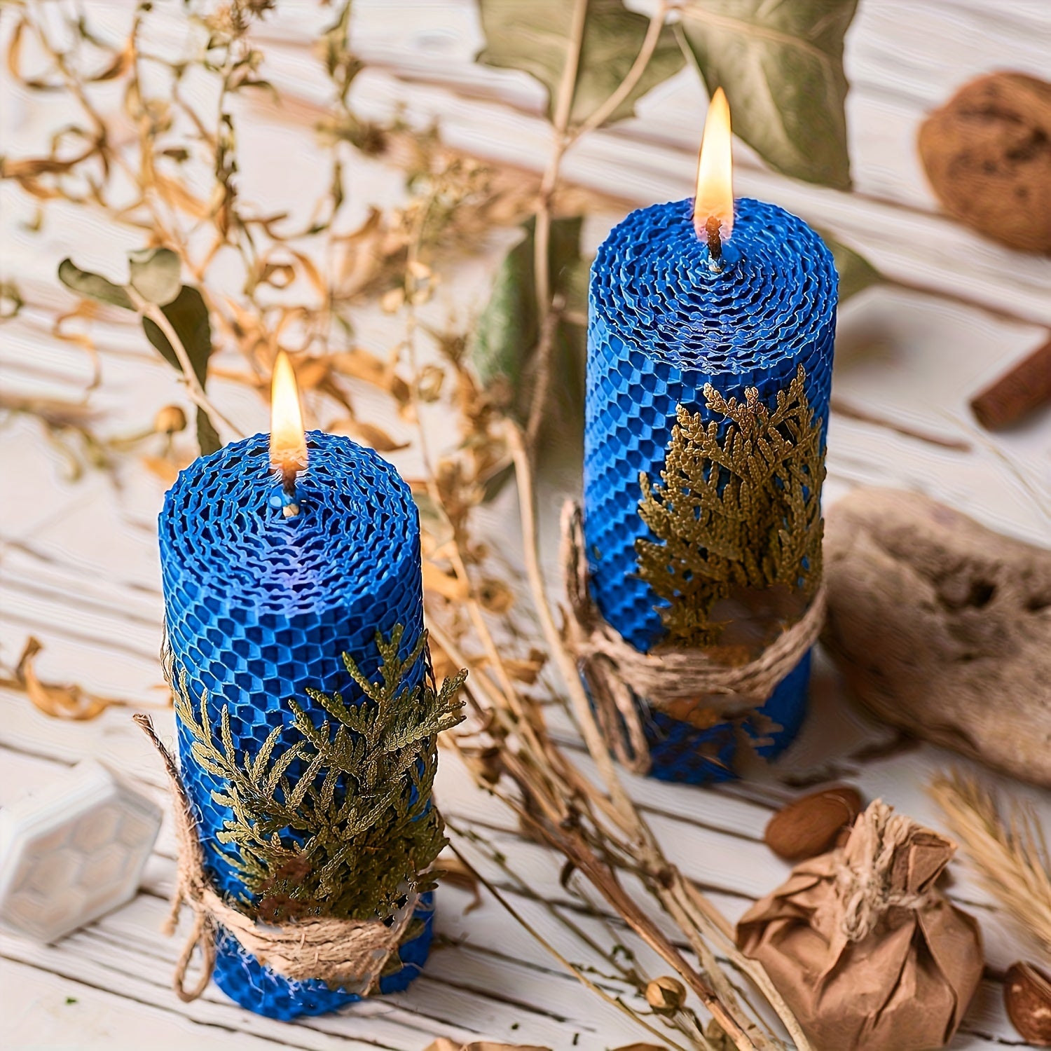 Lot de 4 bougies en cire d'abeille Violet / Bleu / Rouge / Jaune dans une boîte cadeau – Bougies ovales à une mèche, parfum miel avec fleurs séchées et pour une douce lumière nocturne, avec support à bougie inclus.