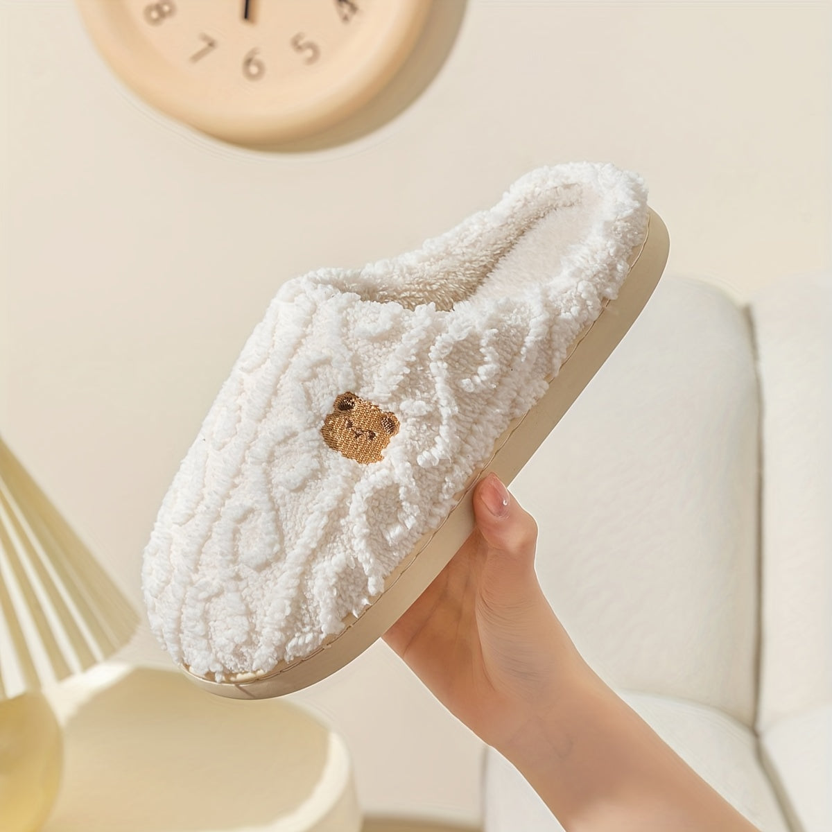 Pantoufles à imprimé ours rayé confortables, chaussures d'intérieur décontractées toutes saisons pour l'hiver, à enfiler, avec dessus et intérieur en tissu doux et semelle en TPR, chaleur et confort pour couples.