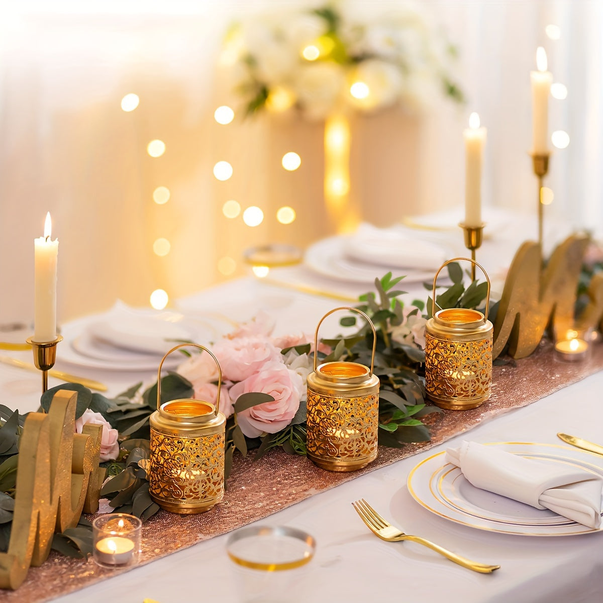 Lanternes décoratives dorées pour bougies , en métal suspendu, petites lanternes vintage. Idéales comme centres de table pour Noël, mariage ou fête. Peut servir de chandelier, candélabre ou suspension dorée élégante.