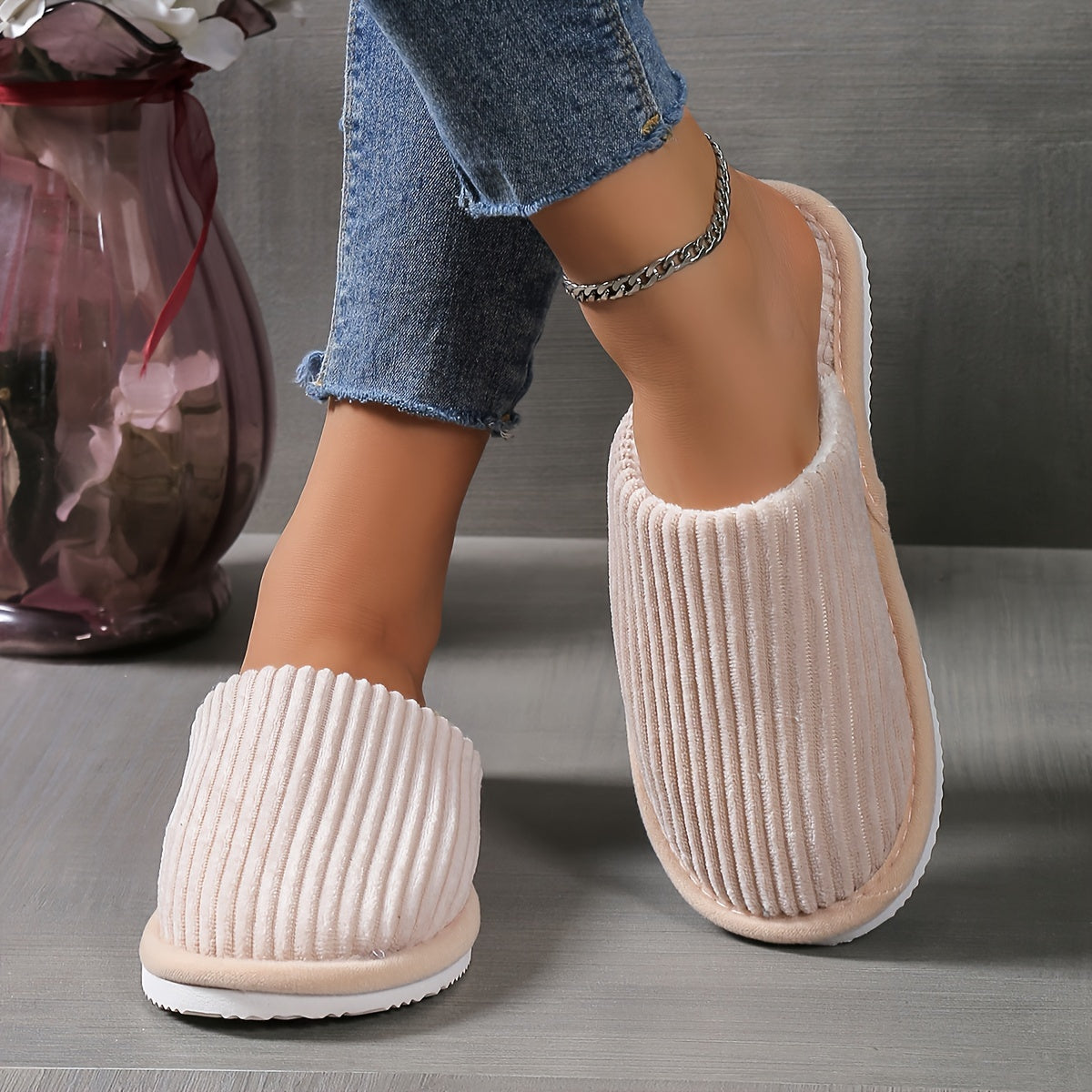 Chaussons unis doublés en peluche, chaussures confortables et chaudes à bout fermé avec semelle douce, chaussons d'intérieur duveteux.