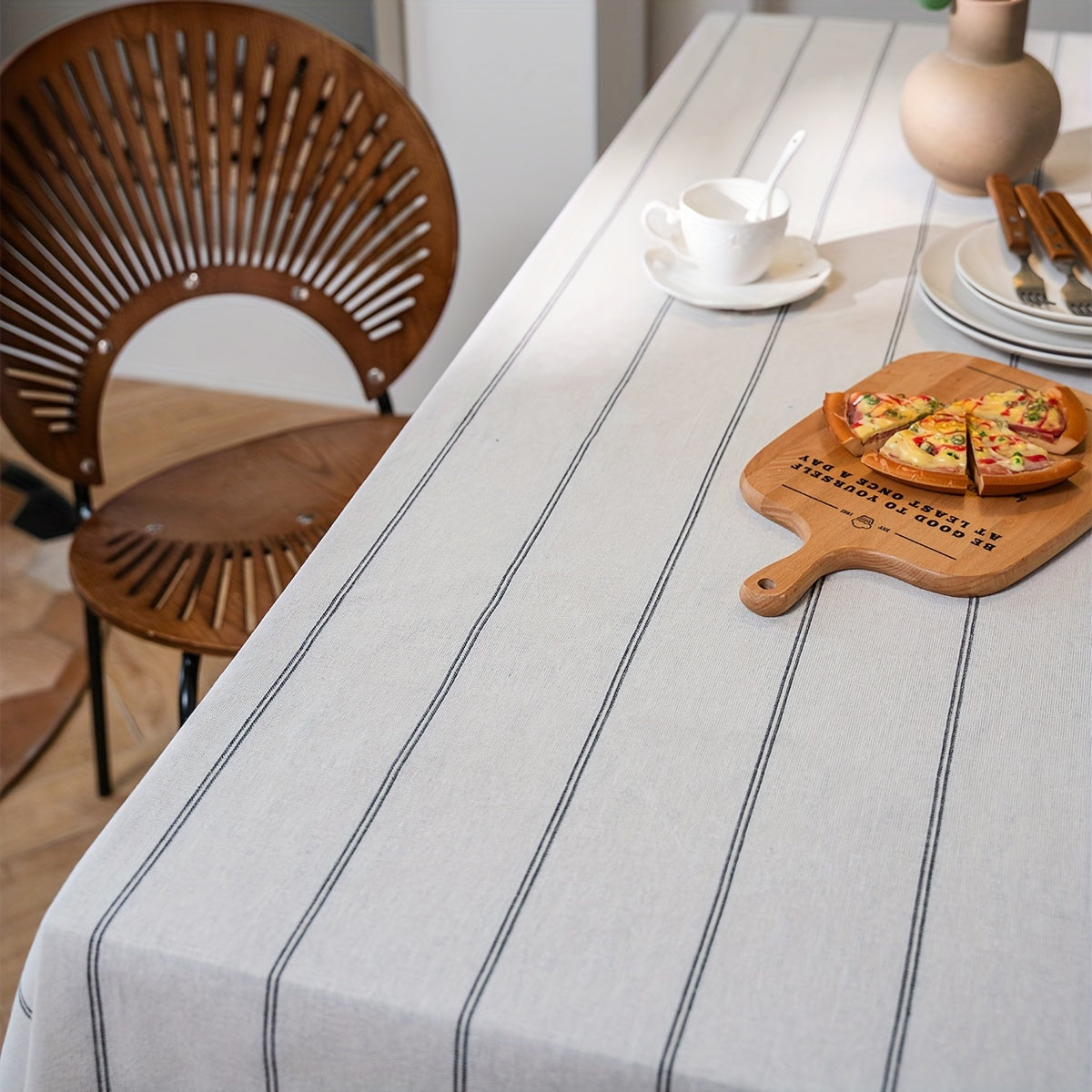 Nappe à rayures - Inspirée du style vintage avec rayures verticales beige et blanc, tissu rectangulaire avec bord décoratif, décoration de salle à manger ou cuisine, décoration de table à manger