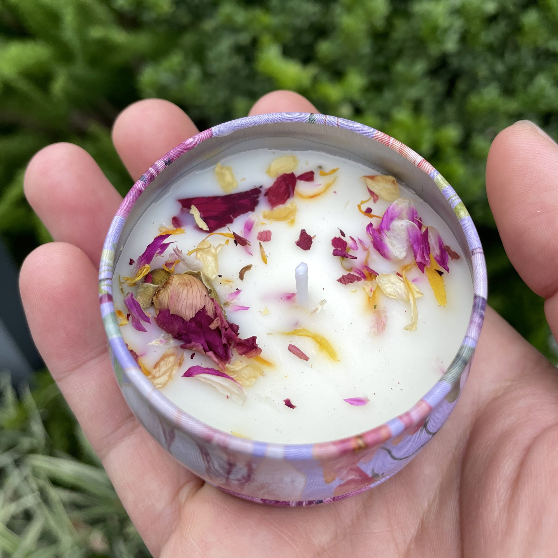Coffret de 2 ou 4 bougies parfumées pour femmes en cire de soja avec fleurs séchées, disponibles en quatre senteurs. Idéal pour le bain et le yoga.