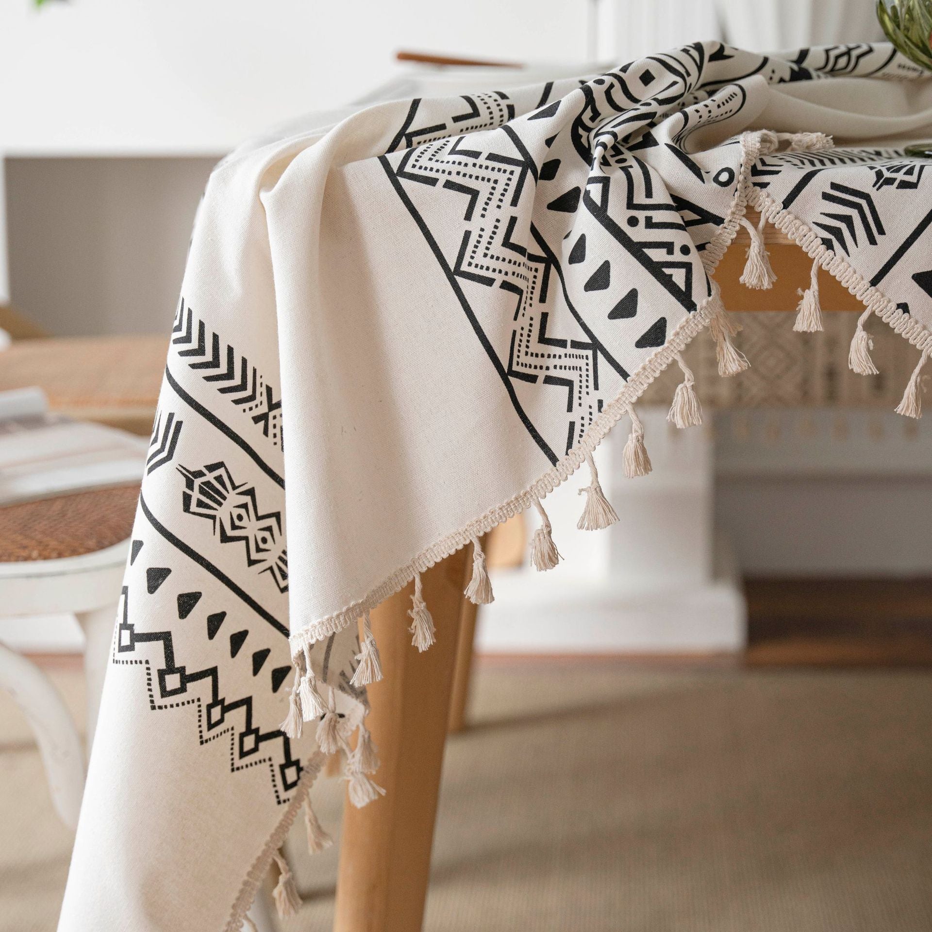 Nappe à pompons en lin noir, style bohème américain géométrique pour maison de campagne, couleur unie avec pompons, nappe rectangulaire imperméable , décoration de maison.