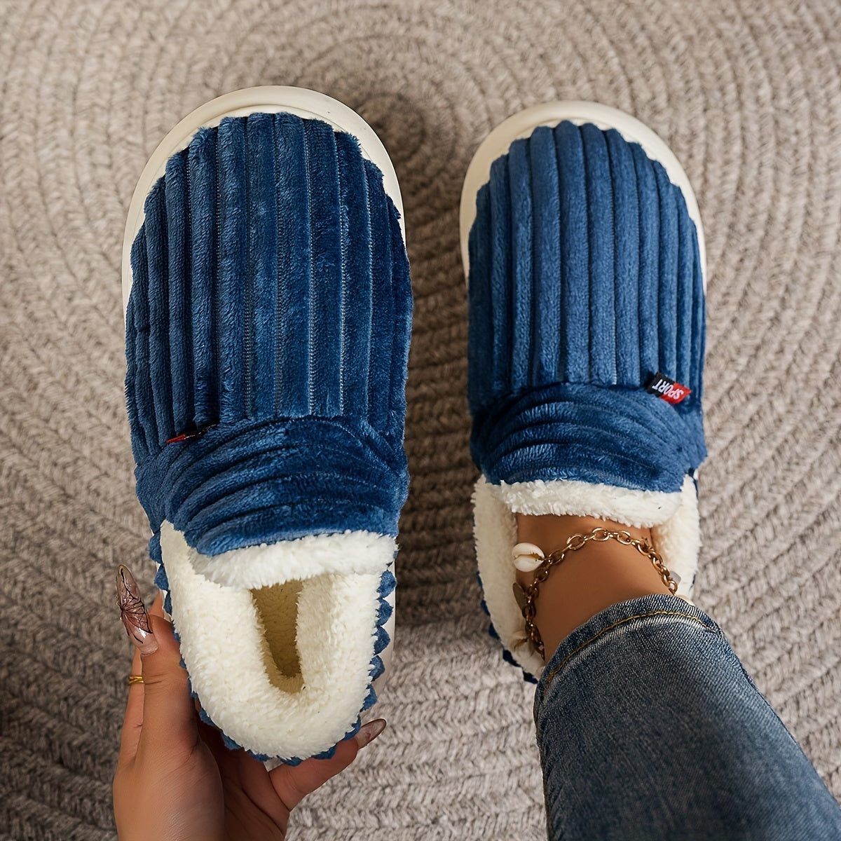 Pantoufles en polaire pour femme, couleur unie, confortables, antidérapantes, chaudes, en peluche, semelle épaisse pour intérieur/extérieur, bottines pour la maison, intérieure en tissu, semelle en TPR, lavables à la main.