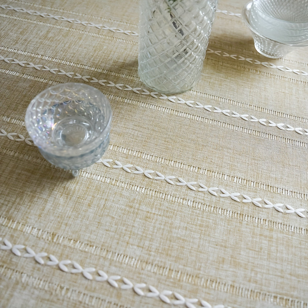 Chemin de table à pompons bohème - motif rayé, napperon rectangulaire pour commode en 100% polyester, décoration tissée pour table de chevet, buffet et protection anti-poussière pour meubles