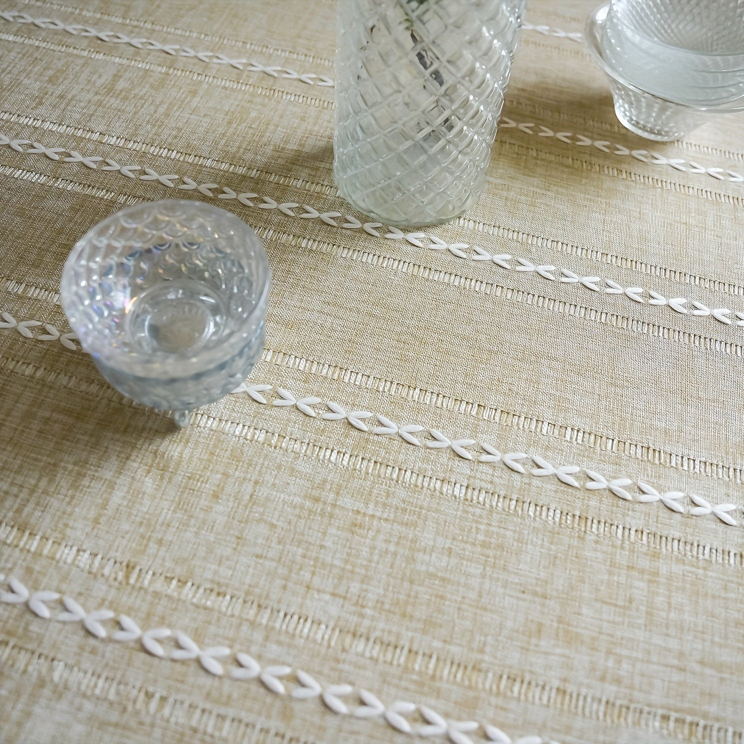 Chemin de table à pompons bohème - motif rayé, napperon rectangulaire pour commode en 100% polyester, décoration tissée pour table de chevet, buffet et protection anti-poussière pour meubles