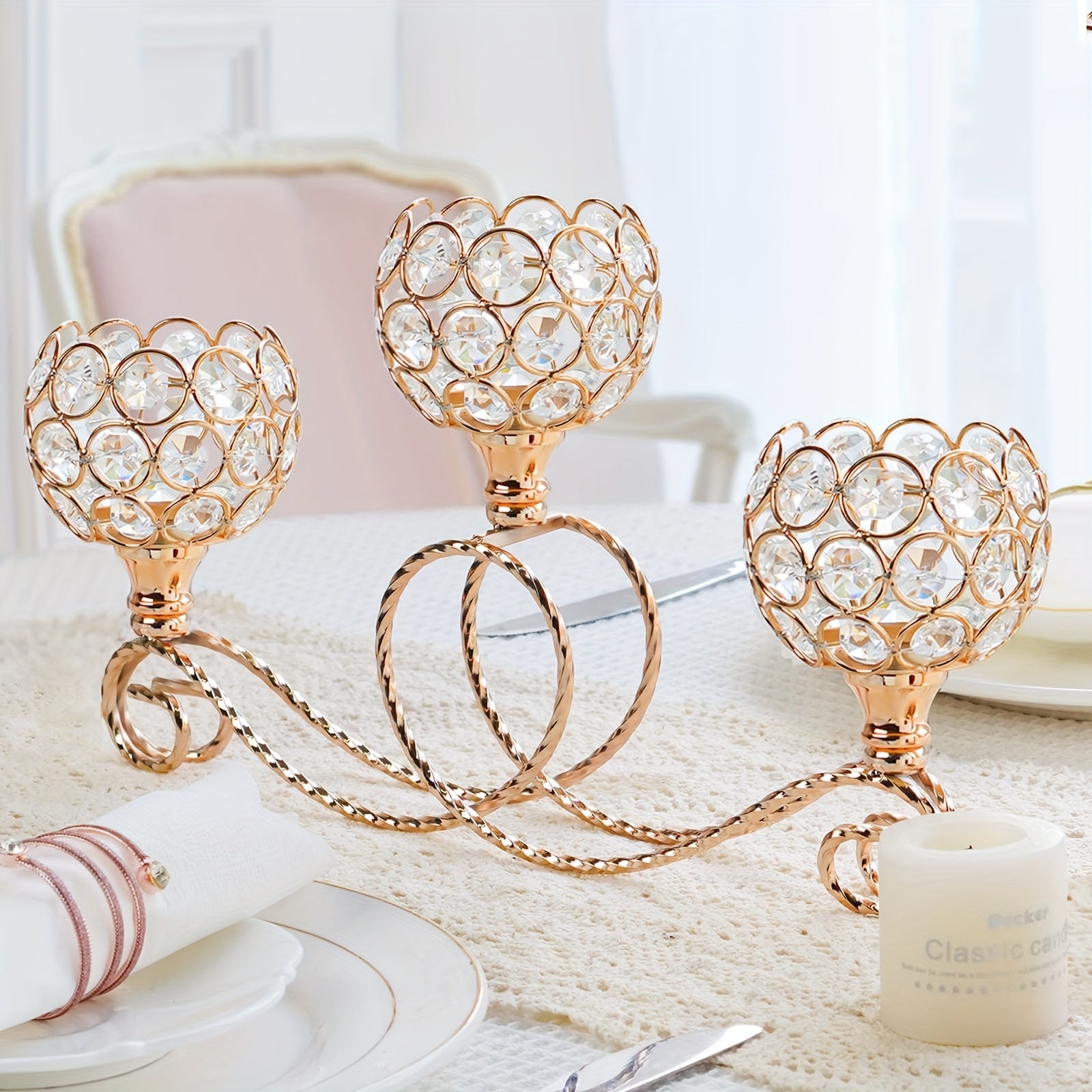 Porte-bougies élégant à trois bras en cristal avec pendentif – parfait pour les mariages, anniversaires, centres de table d’anniversaire et dîners romantiques – idéal pour la décoration intérieure, Halloween, Noël et le Nouvel An.