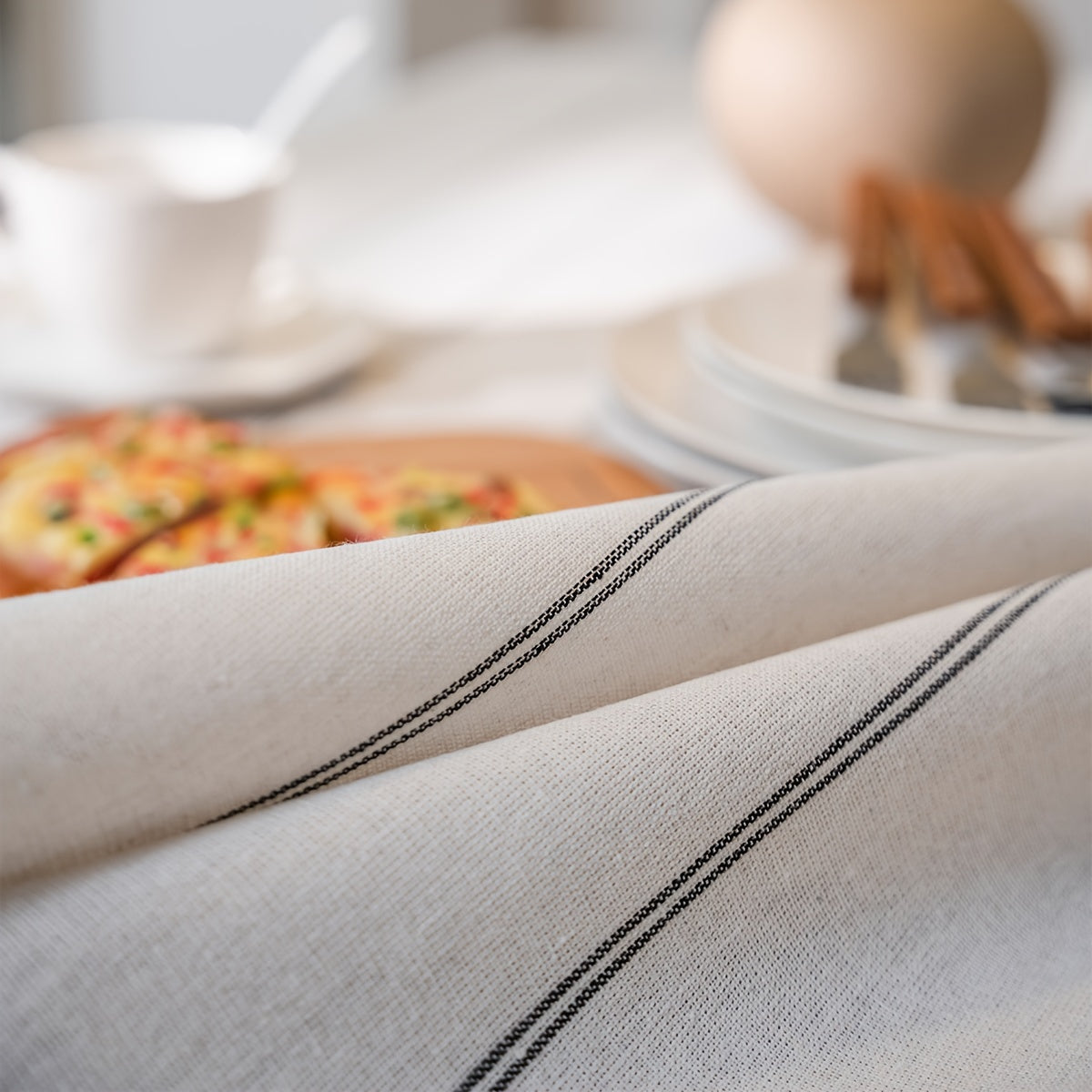 Nappe à rayures - Inspirée du style vintage avec rayures verticales beige et blanc, tissu rectangulaire avec bord décoratif, décoration de salle à manger ou cuisine, décoration de table à manger