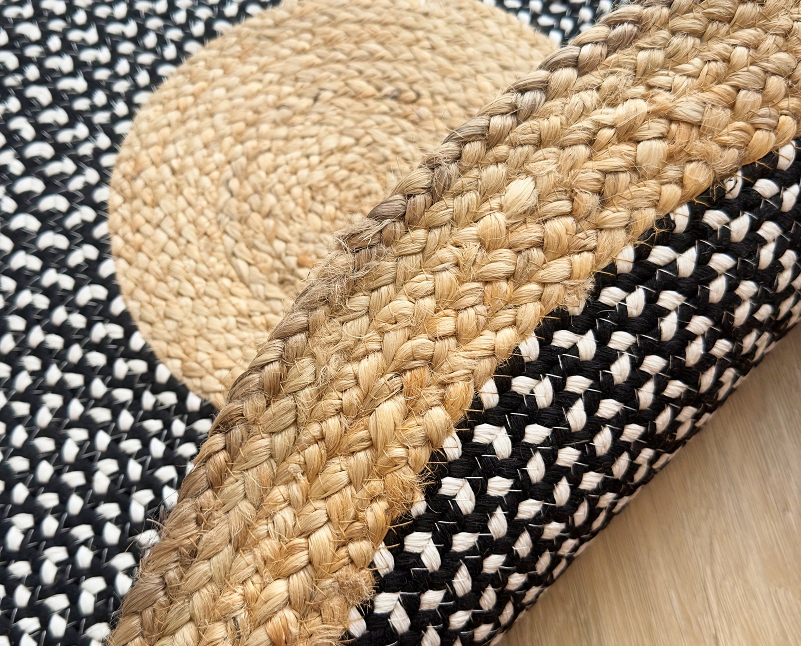 Tapis de jute coloris noir, parfait pour une décoration moderne ou de style maison de campagne