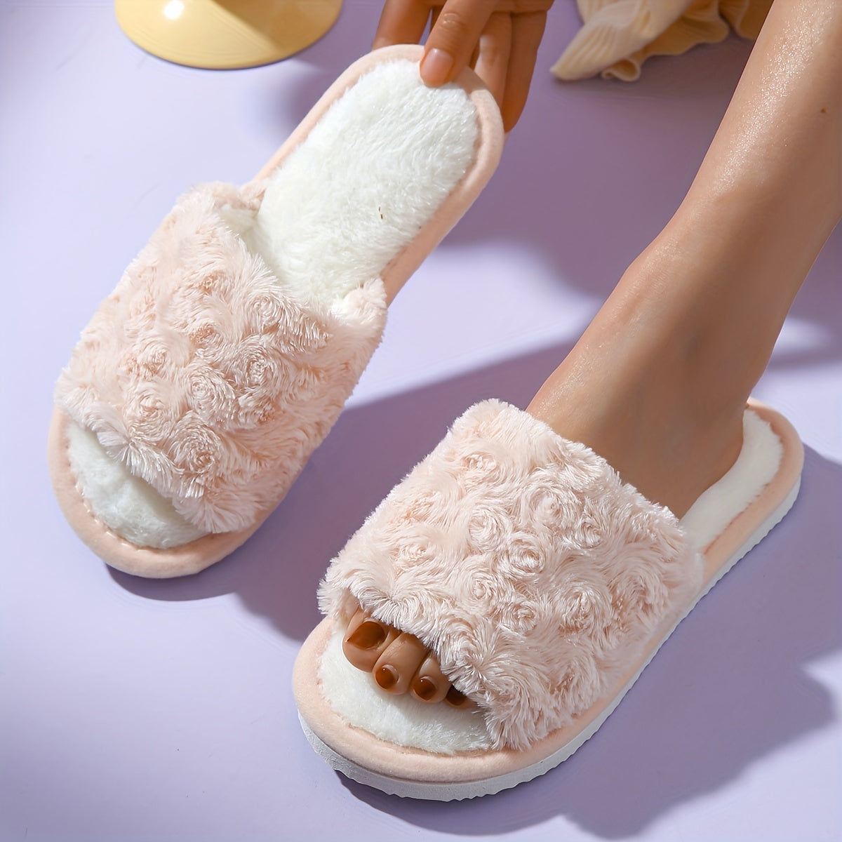 Chaussons d’intérieur chauds à motif floral, semelle souple légère avec doublure en peluche, chaussons antidérapantes et silencieuses pour la maison.