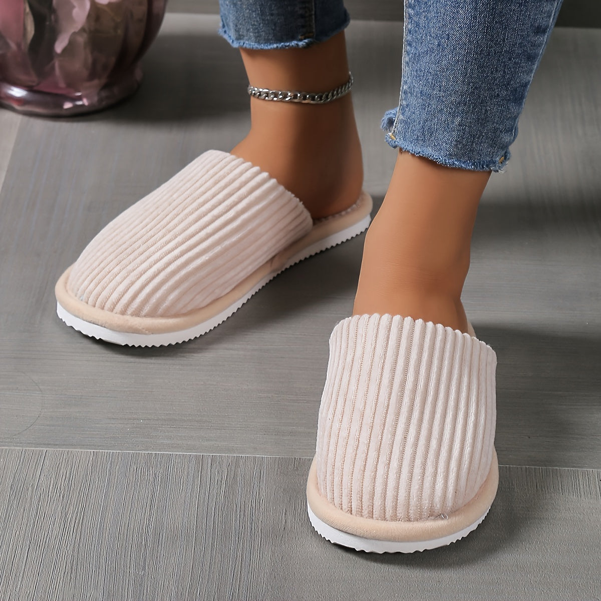 Chaussons unis doublés en peluche, chaussures confortables et chaudes à bout fermé avec semelle douce, chaussons d'intérieur duveteux.