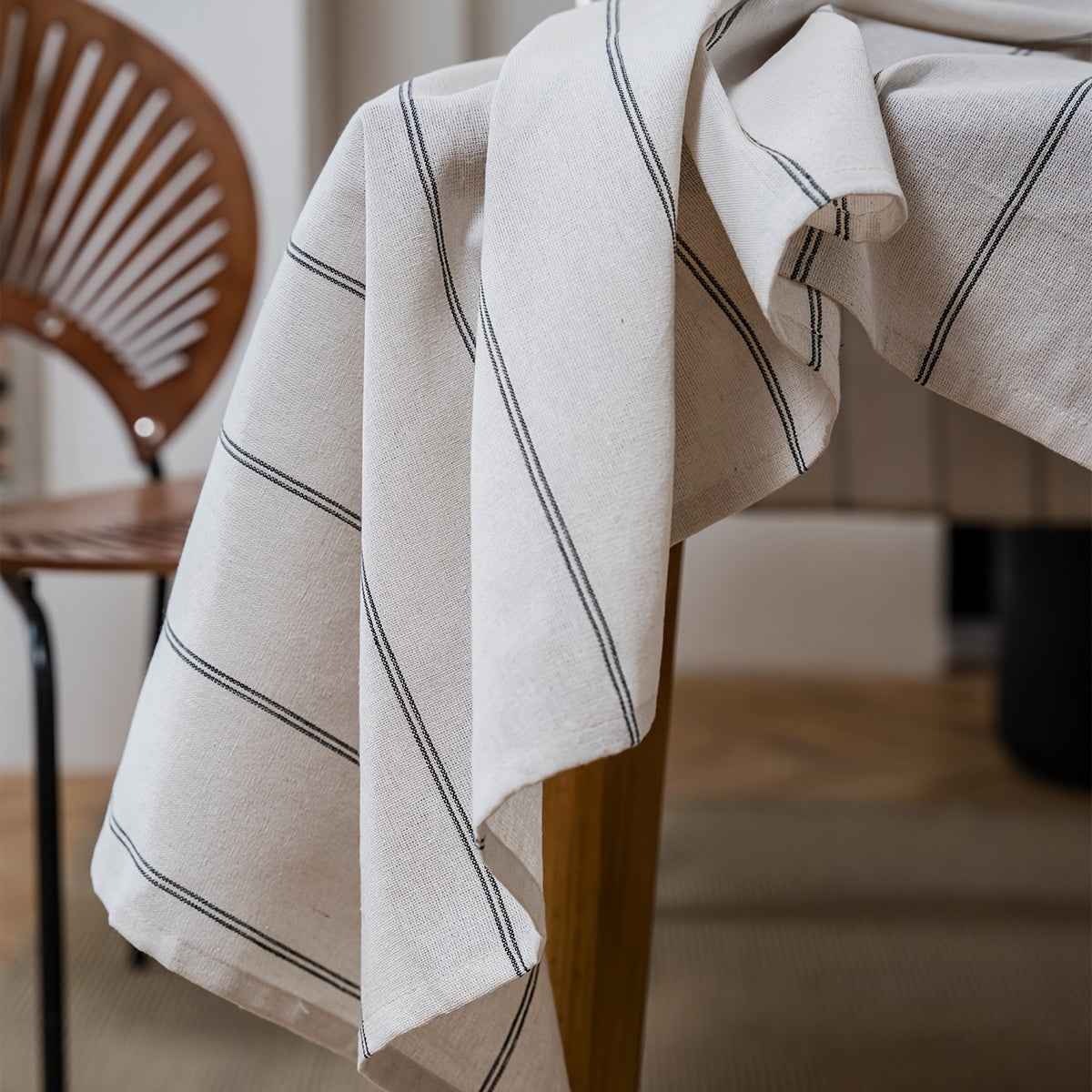 Nappe à rayures - Inspirée du style vintage avec rayures verticales beige et blanc, tissu rectangulaire avec bord décoratif, décoration de salle à manger ou cuisine, décoration de table à manger