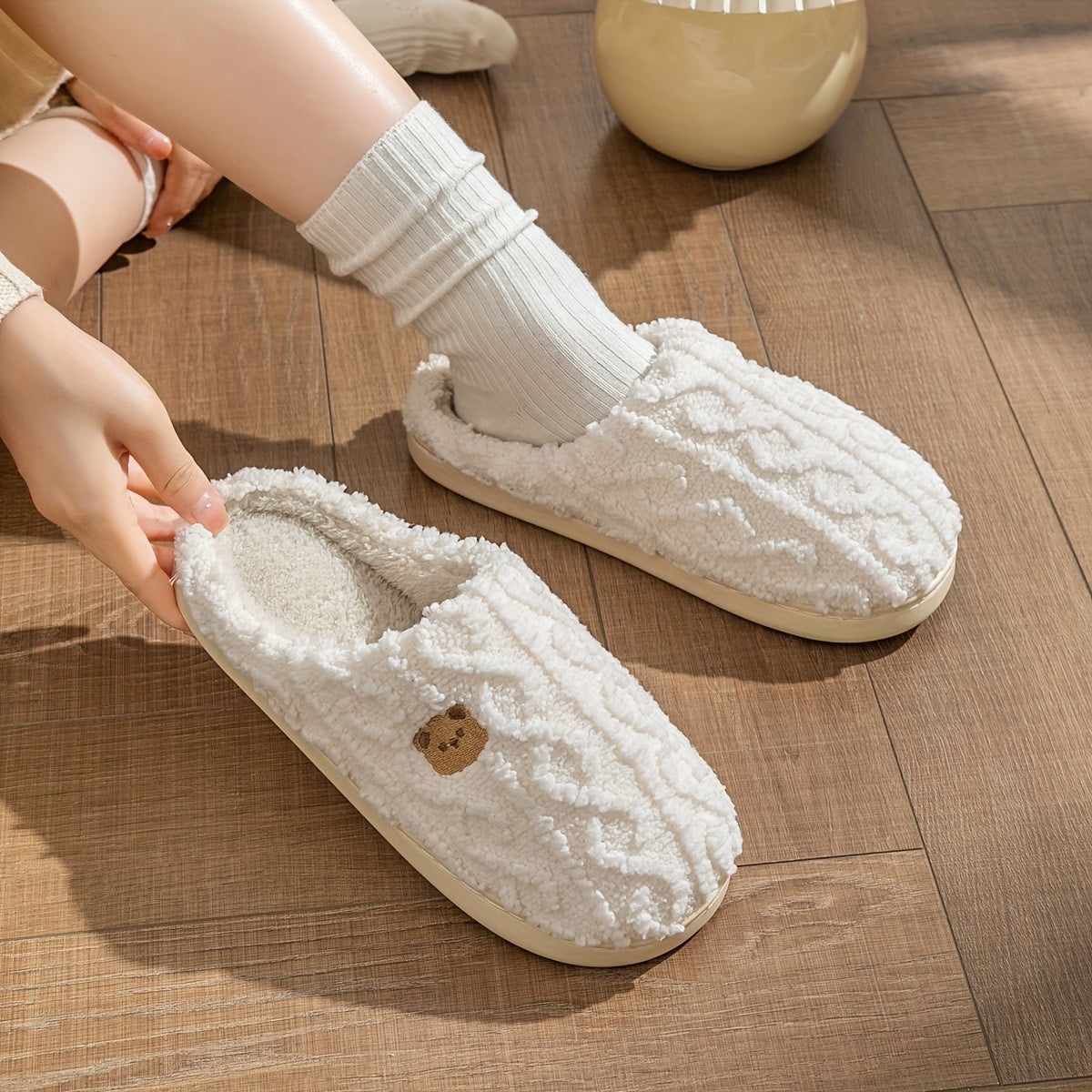 Pantoufles à imprimé ours rayé confortables, chaussures d'intérieur décontractées toutes saisons pour l'hiver, à enfiler, avec dessus et intérieur en tissu doux et semelle en TPR, chaleur et confort pour couples.