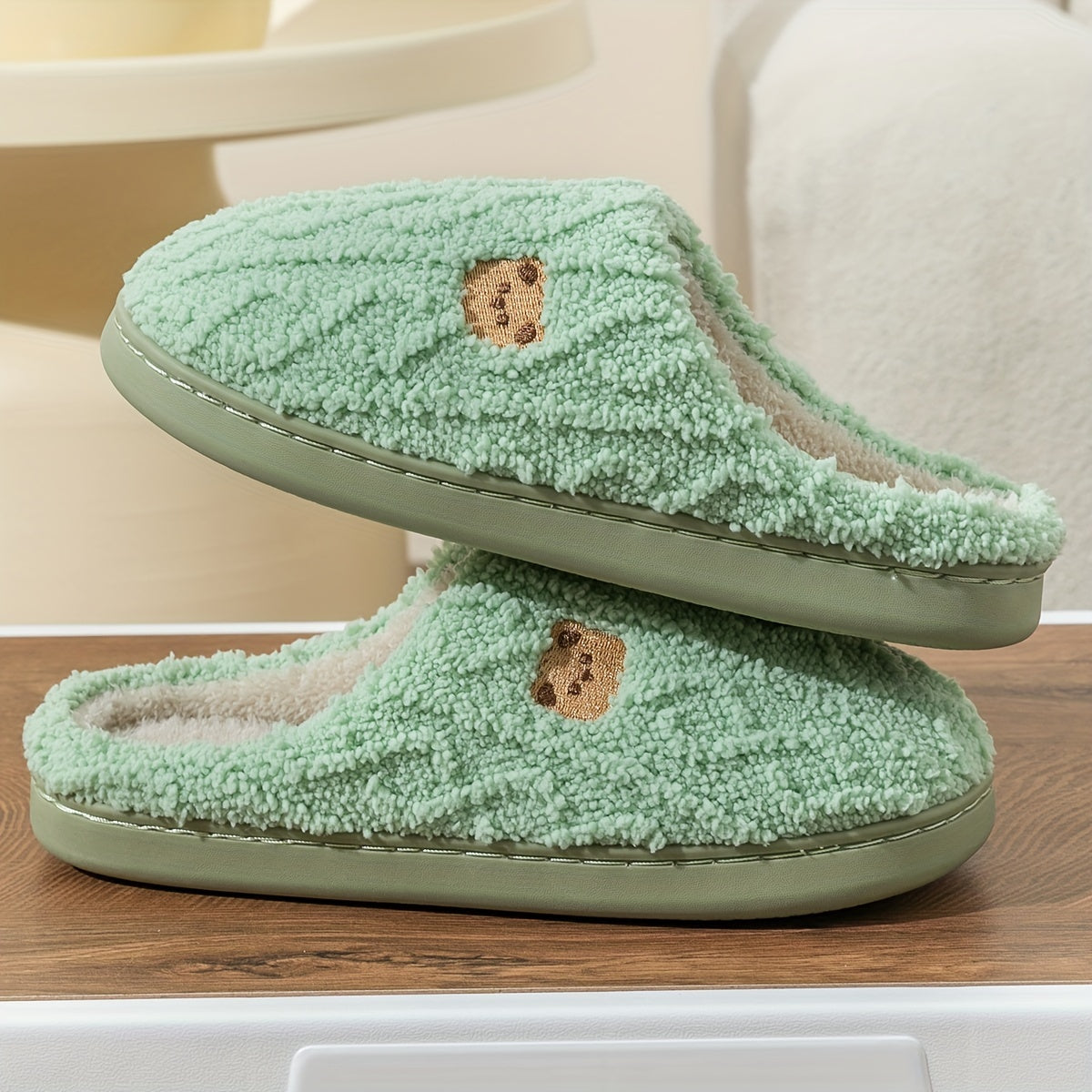 Pantoufles à imprimé ours rayé confortables, chaussures d'intérieur décontractées toutes saisons pour l'hiver, à enfiler, avec dessus et intérieur en tissu doux et semelle en TPR, chaleur et confort pour couples.