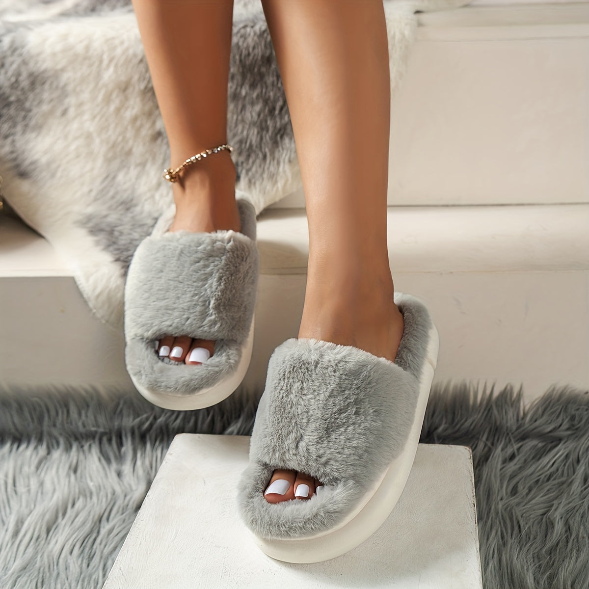 Chaussons d'intérieur douillets, duveteux et moelleux, à bande unique, bouts ouverts et semelle plateforme, confortables et chauds pour la maison.