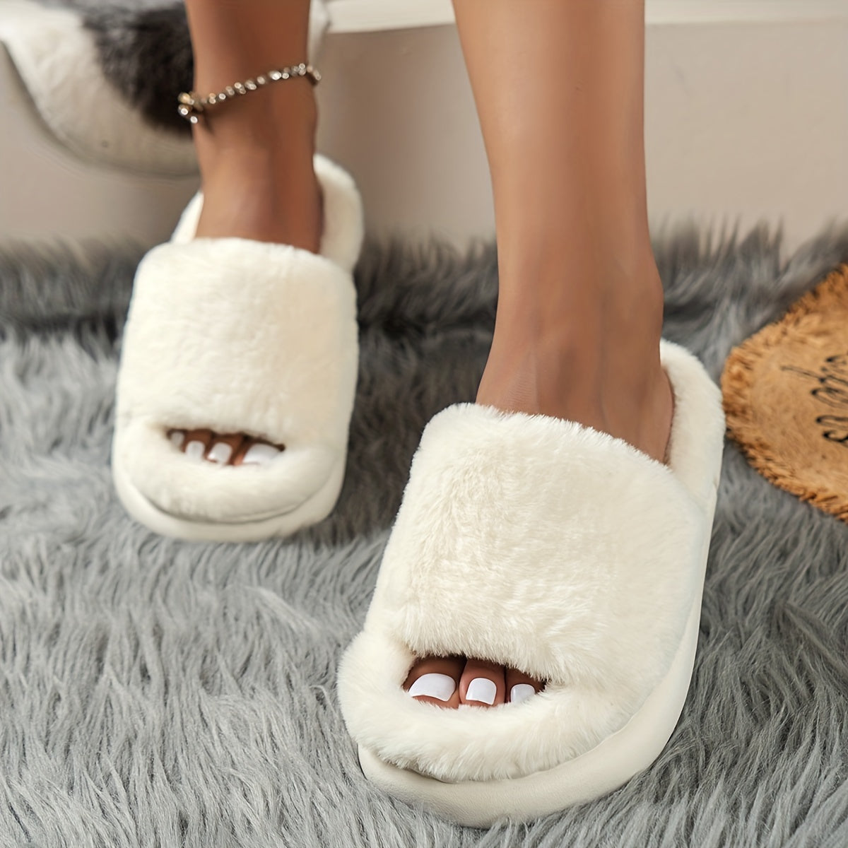 Chaussons d'intérieur douillets, duveteux et moelleux, à bande unique, bouts ouverts et semelle plateforme, confortables et chauds pour la maison.