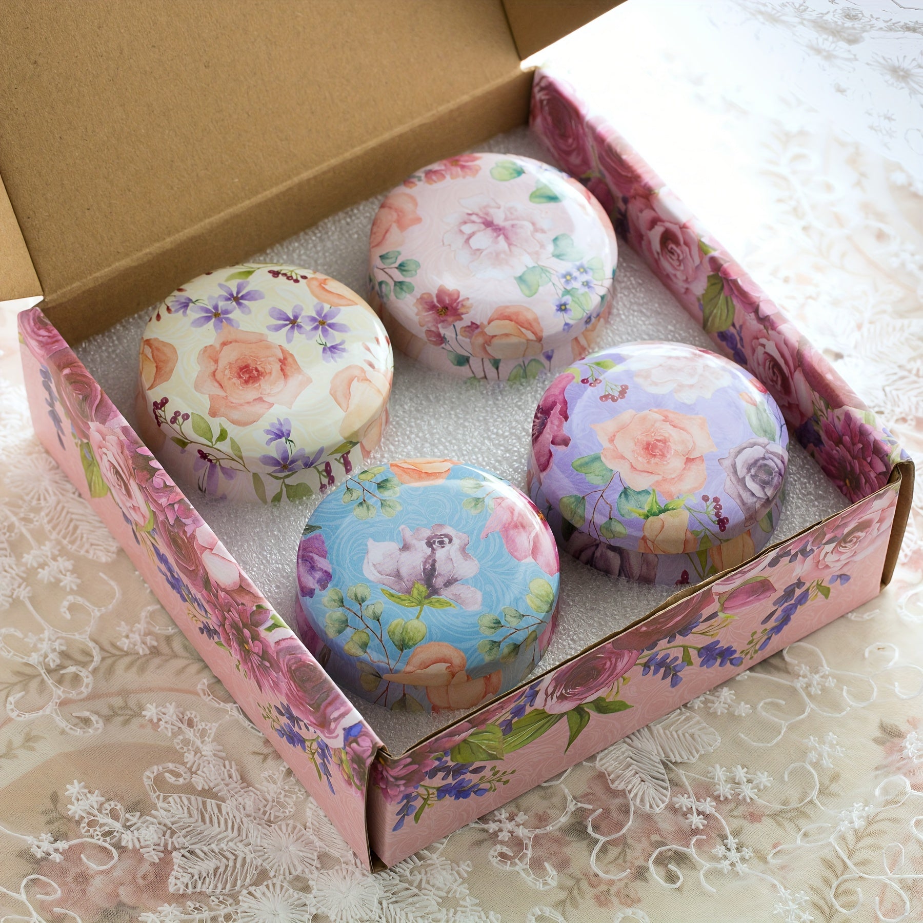 Coffret de 2 ou 4 bougies parfumées pour femmes en cire de soja avec fleurs séchées, disponibles en quatre senteurs. Idéal pour le bain et le yoga.