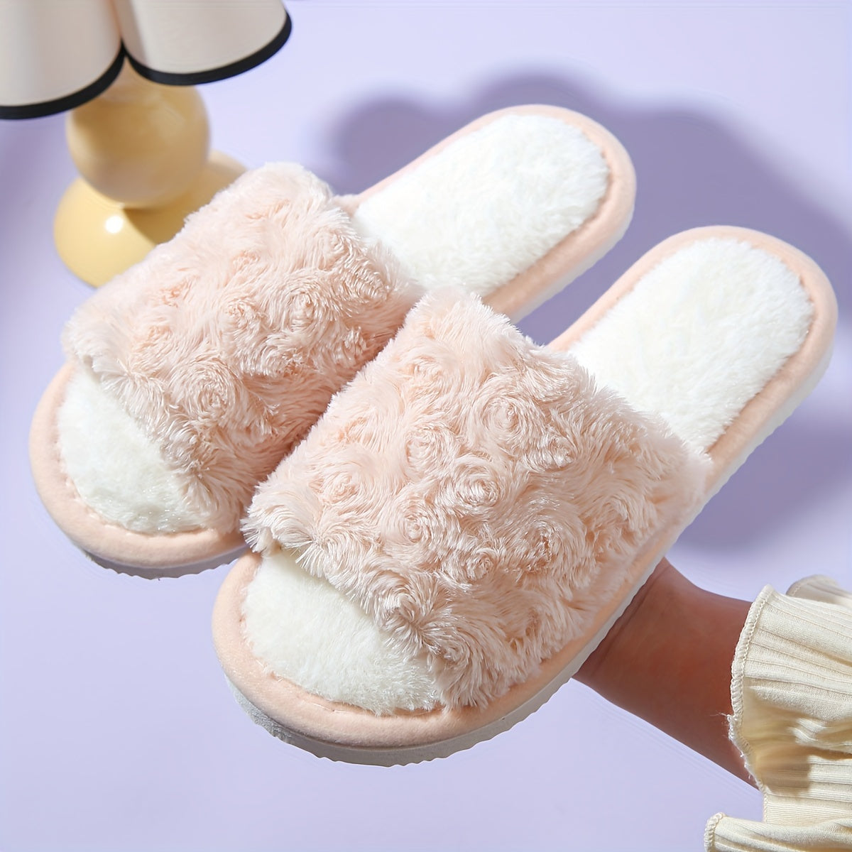 Chaussons d’intérieur chauds à motif floral, semelle souple légère avec doublure en peluche, chaussons antidérapantes et silencieuses pour la maison.