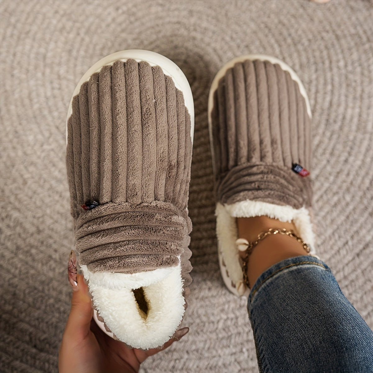 Pantoufles en polaire pour femme, couleur unie, confortables, antidérapantes, chaudes, en peluche, semelle épaisse pour intérieur/extérieur, bottines pour la maison, intérieure en tissu, semelle en TPR, lavables à la main.