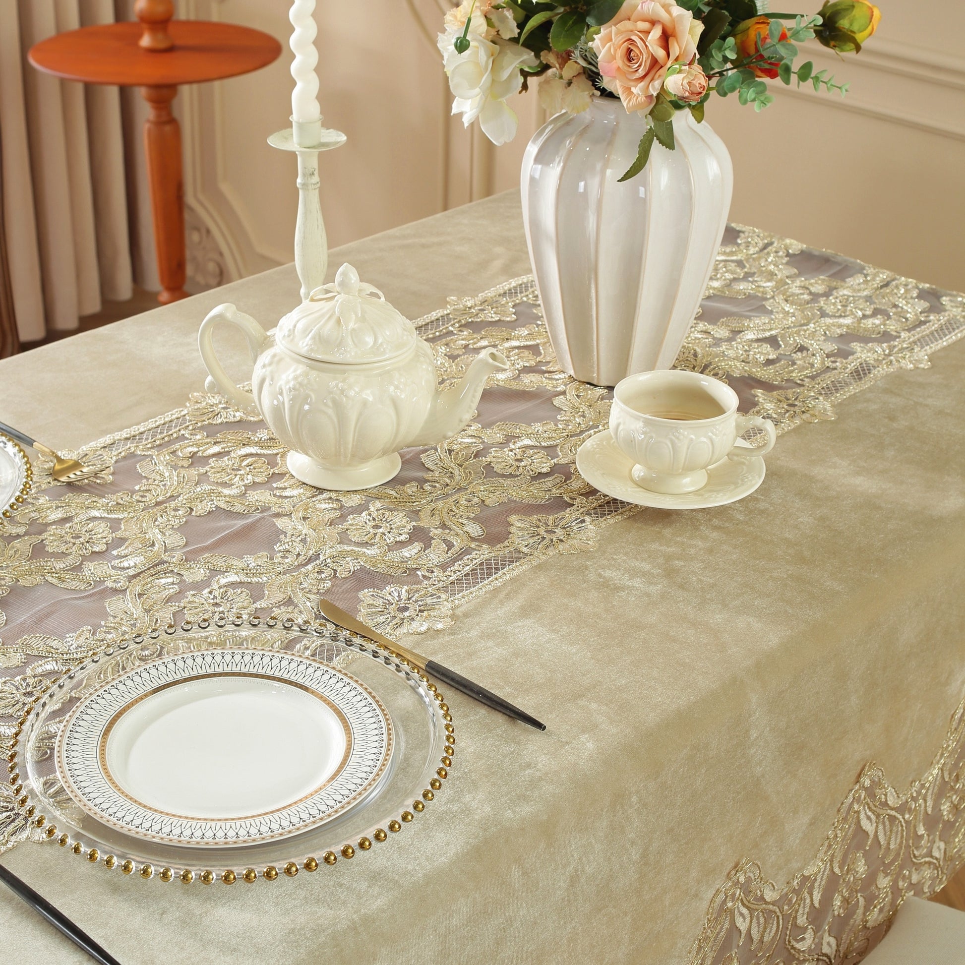 Nappe élégante en polyester avec dentelle dorée brodée – polyvalente pour toutes les saisons, résistante aux taches et à la chaleur, parfaite pour la maison