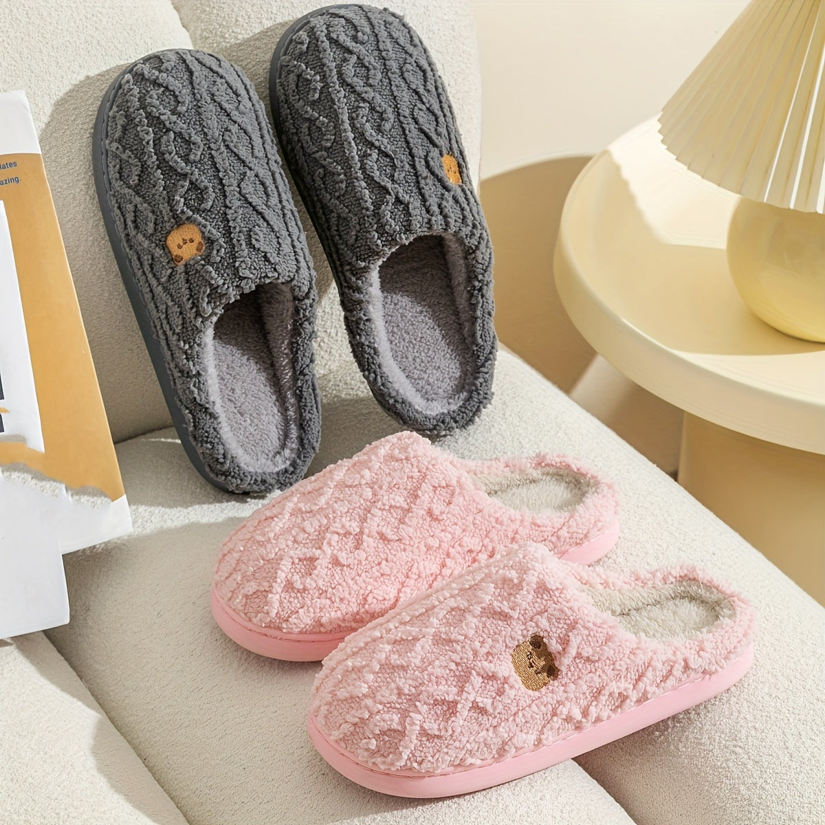 Pantoufles à imprimé ours rayé confortables, chaussures d'intérieur décontractées toutes saisons pour l'hiver, à enfiler, avec dessus et intérieur en tissu doux et semelle en TPR, chaleur et confort pour couples.