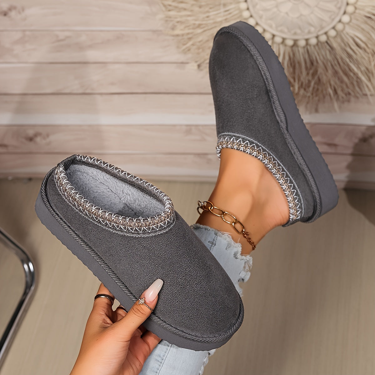 Pantoufles chaudes d'intérieur pour femme avec semelle souple antidérapante, bottines d'hiver, chaussons douillets pour la maison﻿
