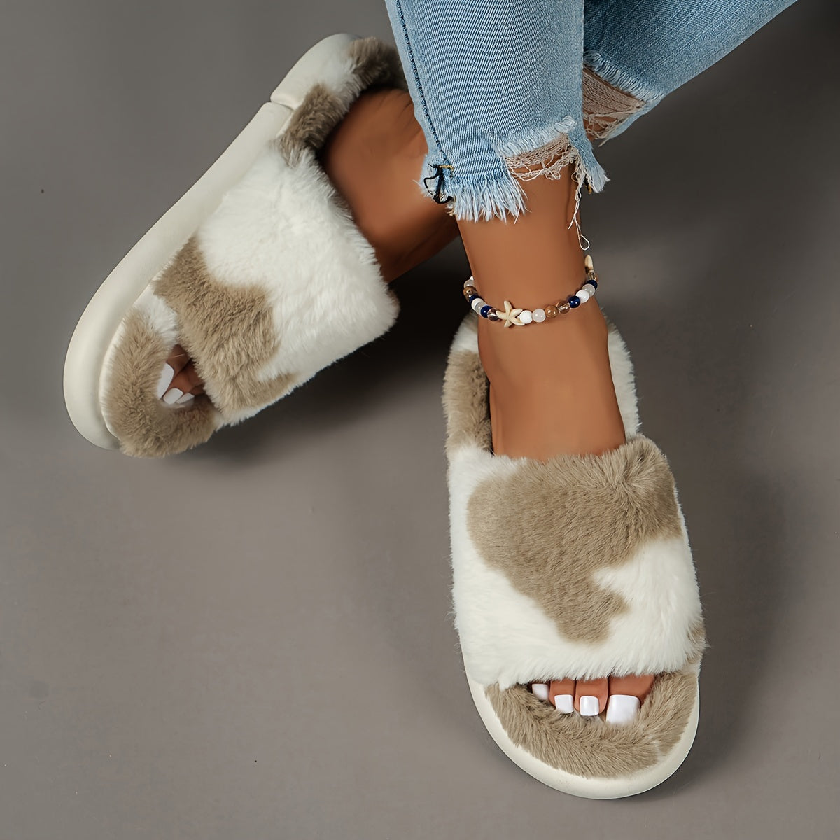 Chaussons d'intérieur douillets, duveteux et moelleux, à bande unique, bouts ouverts et semelle plateforme, confortables et chauds pour la maison.