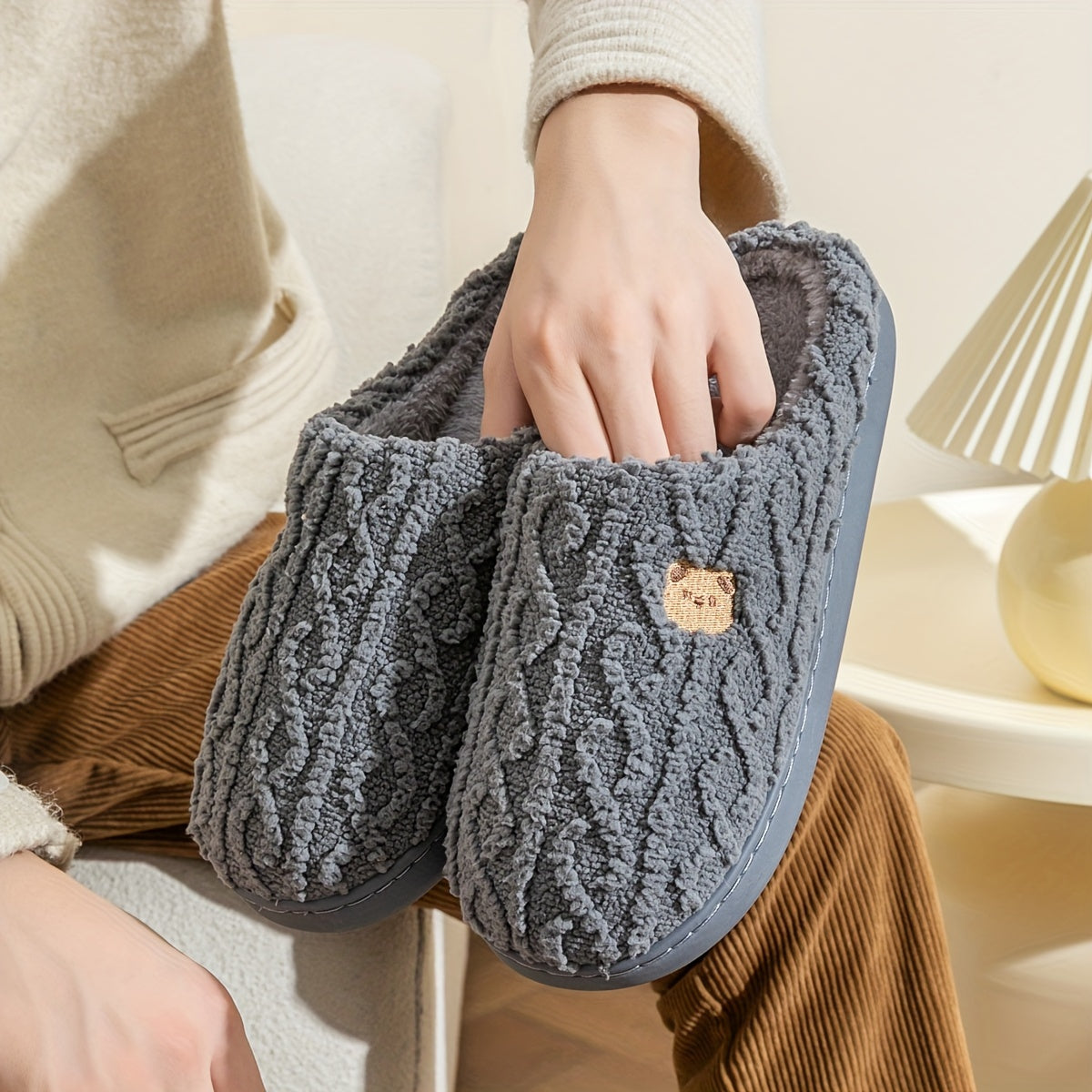Pantoufles à imprimé ours rayé confortables, chaussures d'intérieur décontractées toutes saisons pour l'hiver, à enfiler, avec dessus et intérieur en tissu doux et semelle en TPR, chaleur et confort pour couples.