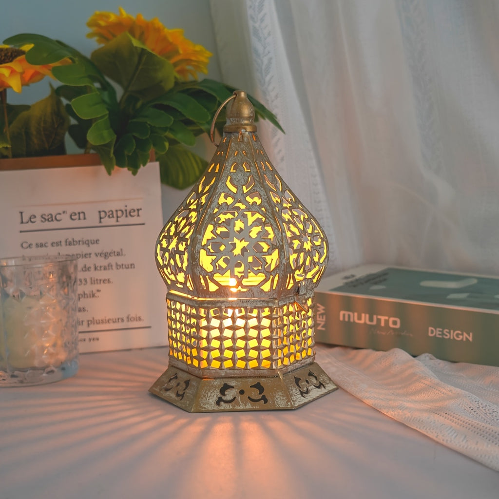 Lanterne décorative élégante blanche à bords dorés – motifs floraux délicats, base en fer robuste, idéale pour les mariages, Noël et la décoration intérieure – Bougie non incluse, porte-bougie.