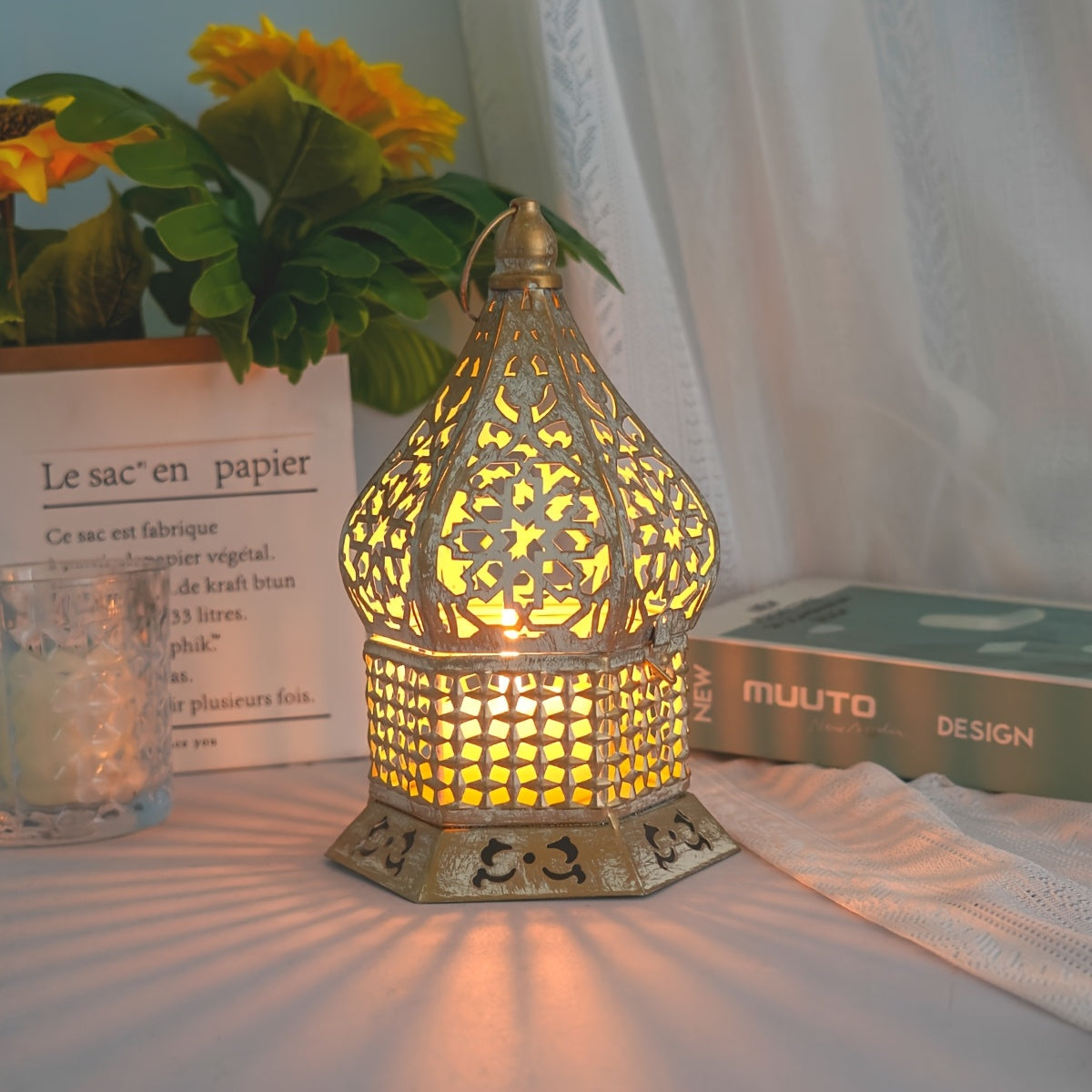 Lanterne décorative élégante blanche à bords dorés – motifs floraux délicats, base en fer robuste, idéale pour les mariages, Noël et la décoration intérieure – Bougie non incluse, porte-bougie.