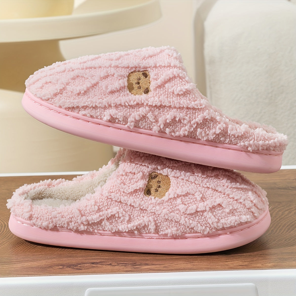 Pantoufles à imprimé ours rayé confortables, chaussures d'intérieur décontractées toutes saisons pour l'hiver, à enfiler, avec dessus et intérieur en tissu doux et semelle en TPR, chaleur et confort pour couples.