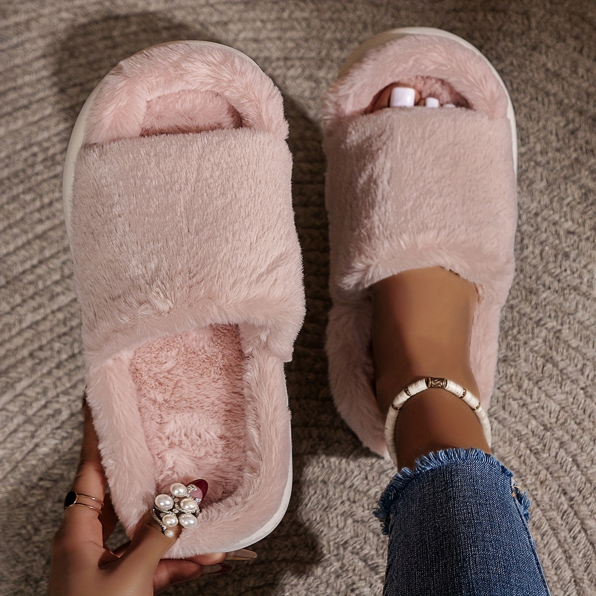 Chaussons d'intérieur douillets, duveteux et moelleux, à bande unique, bouts ouverts et semelle plateforme, confortables et chauds pour la maison.