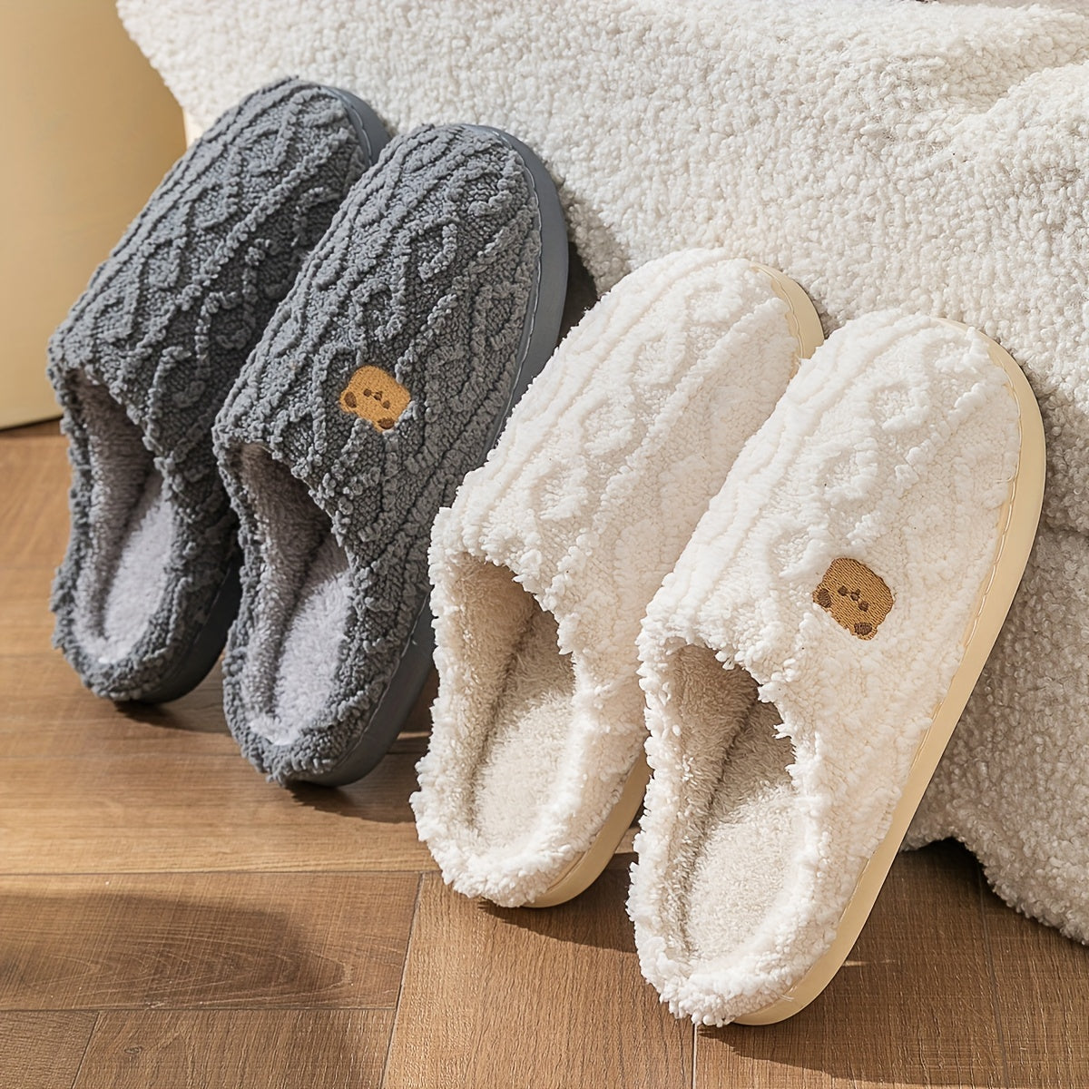 Pantoufles à imprimé ours rayé confortables, chaussures d'intérieur décontractées toutes saisons pour l'hiver, à enfiler, avec dessus et intérieur en tissu doux et semelle en TPR, chaleur et confort pour couples.
