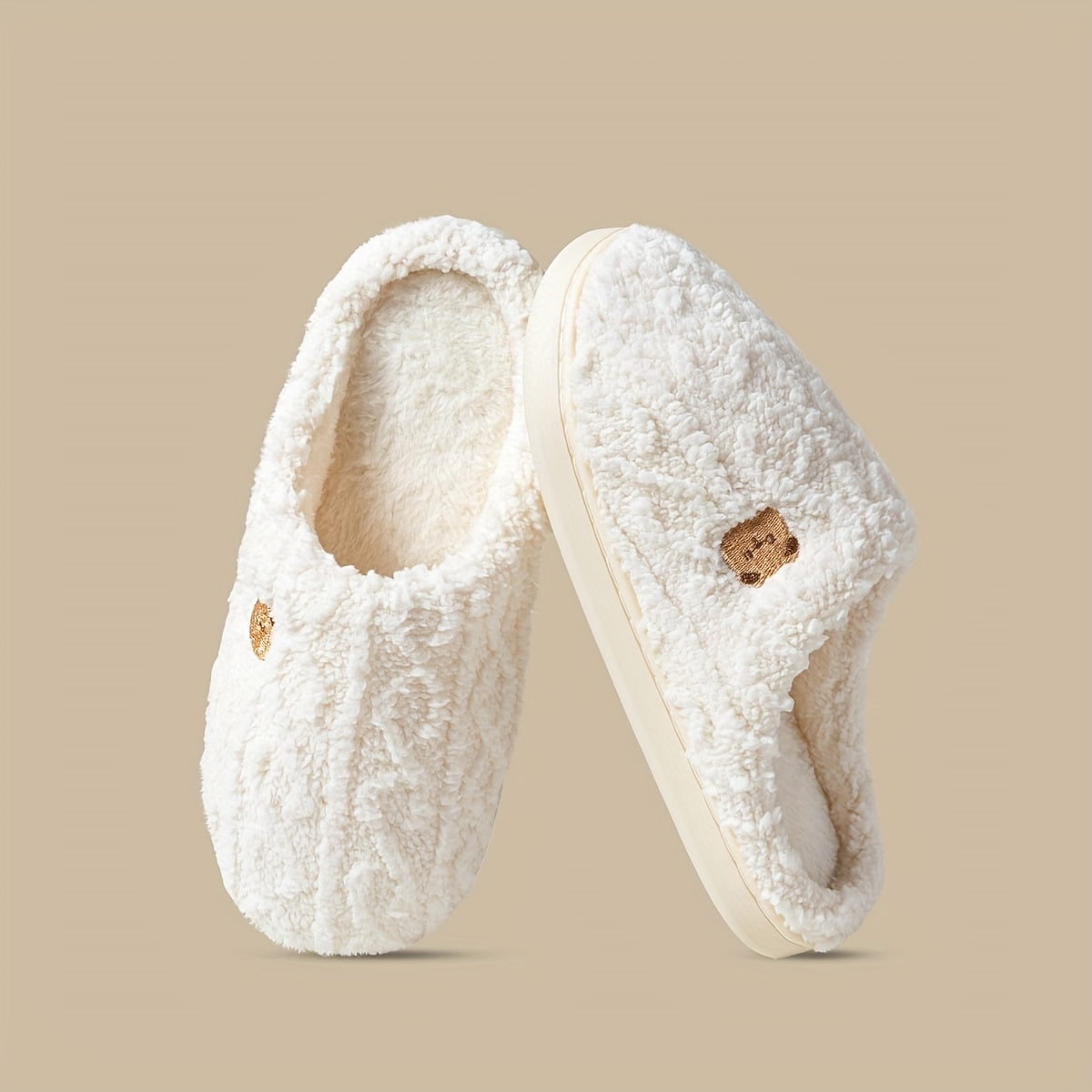Pantoufles à imprimé ours rayé confortables, chaussures d'intérieur décontractées toutes saisons pour l'hiver, à enfiler, avec dessus et intérieur en tissu doux et semelle en TPR, chaleur et confort pour couples.