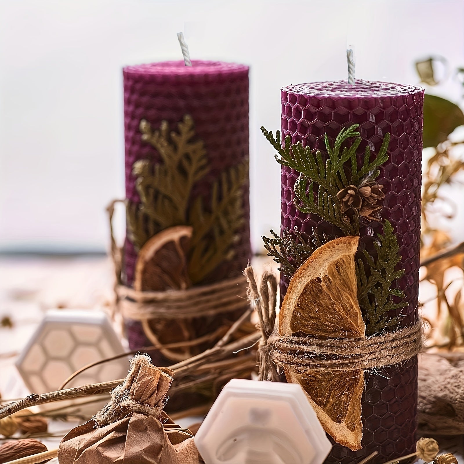 Lot de 4 bougies en cire d'abeille Violet / Bleu / Rouge / Jaune dans une boîte cadeau – Bougies ovales à une mèche, parfum miel avec fleurs séchées et pour une douce lumière nocturne, avec support à bougie inclus.
