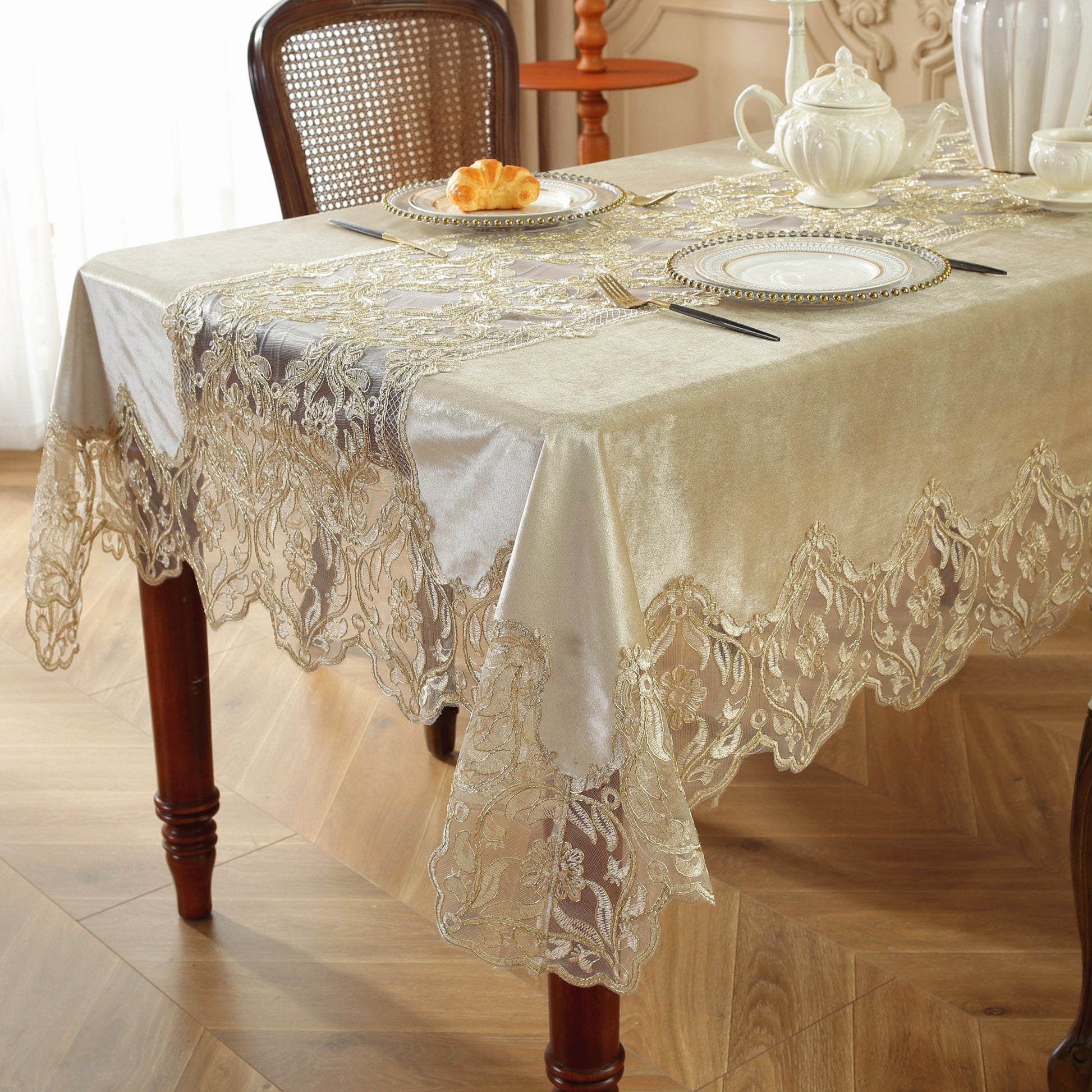 Nappe élégante en polyester avec dentelle dorée brodée – polyvalente pour toutes les saisons, résistante aux taches et à la chaleur, parfaite pour la maison