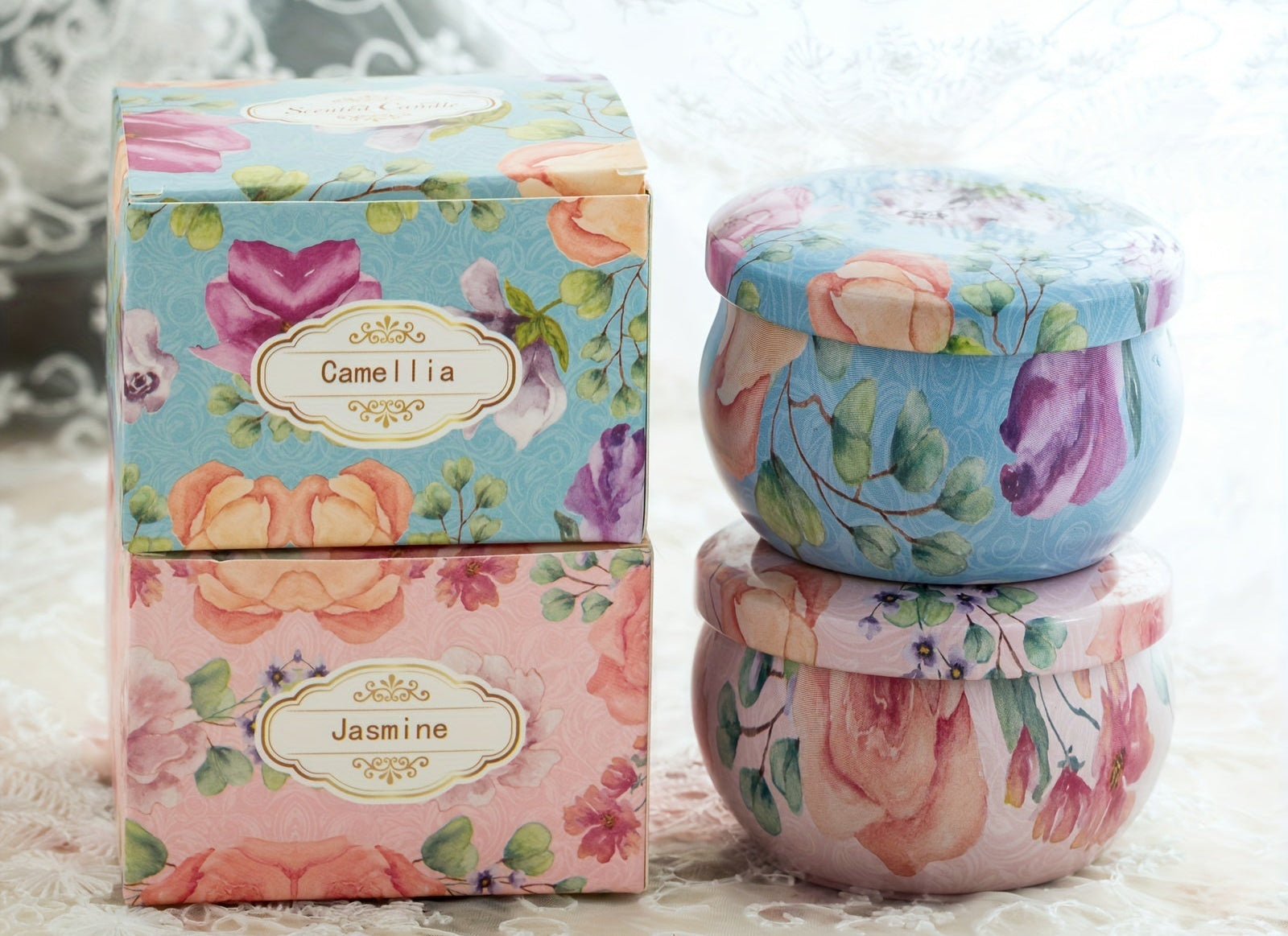 Coffret de 2 ou 4 bougies parfumées pour femmes en cire de soja avec fleurs séchées, disponibles en quatre senteurs. Idéal pour le bain et le yoga.