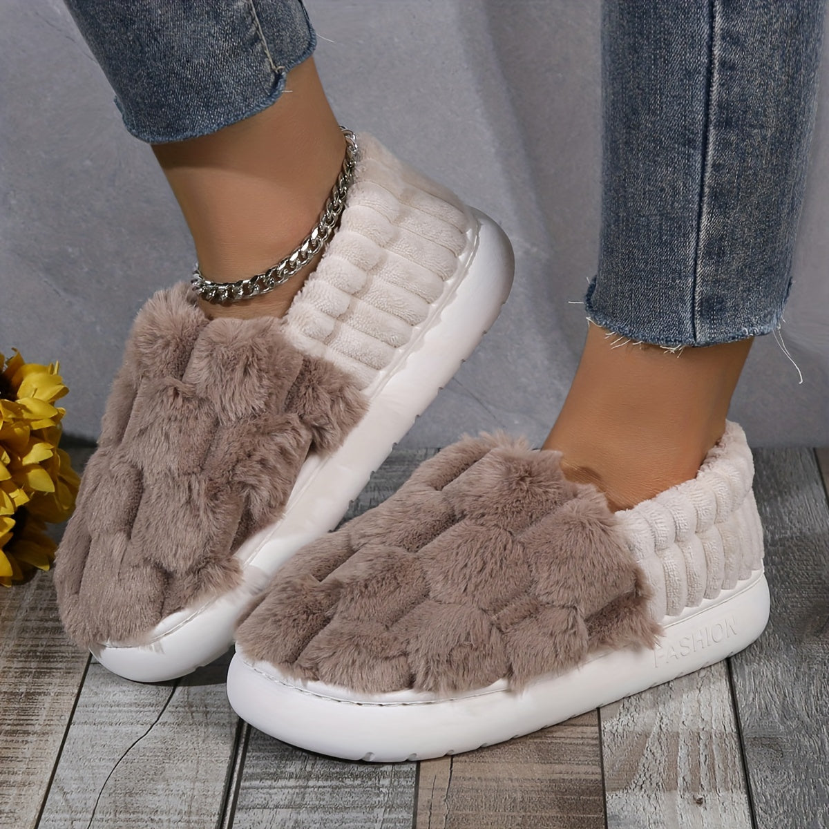 Chaussons d'intérieur à fourrure synthétique bicolore, chaussures décontractées à enfiler, doublées en peluche, confortables pour la maison.