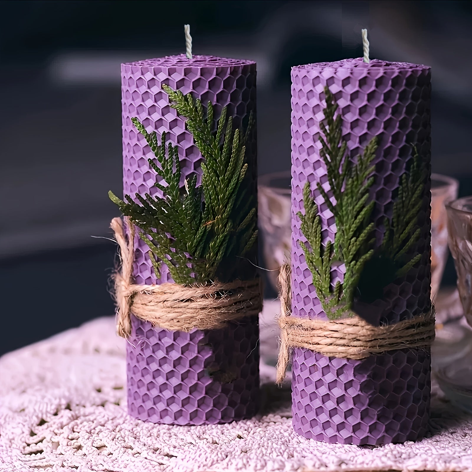 Lot de 4 bougies en cire d'abeille Violet / Bleu / Rouge / Jaune dans une boîte cadeau – Bougies ovales à une mèche, parfum miel avec fleurs séchées et pour une douce lumière nocturne, avec support à bougie inclus.