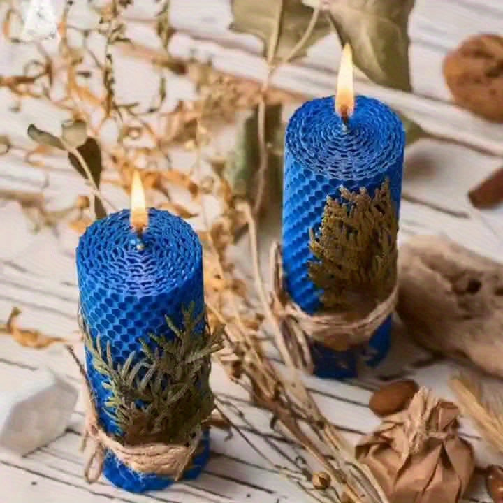 Lot de 4 bougies en cire d'abeille Violet / Bleu / Rouge / Jaune dans une boîte cadeau – Bougies ovales à une mèche, parfum miel avec fleurs séchées et pour une douce lumière nocturne, avec support à bougie inclus.