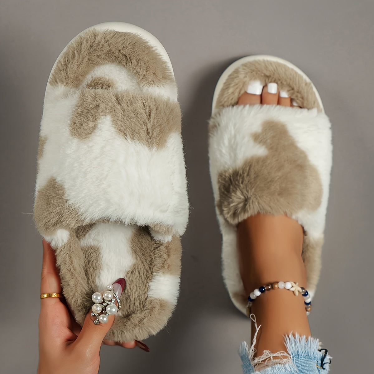 Chaussons d'intérieur douillets, duveteux et moelleux, à bande unique, bouts ouverts et semelle plateforme, confortables et chauds pour la maison.