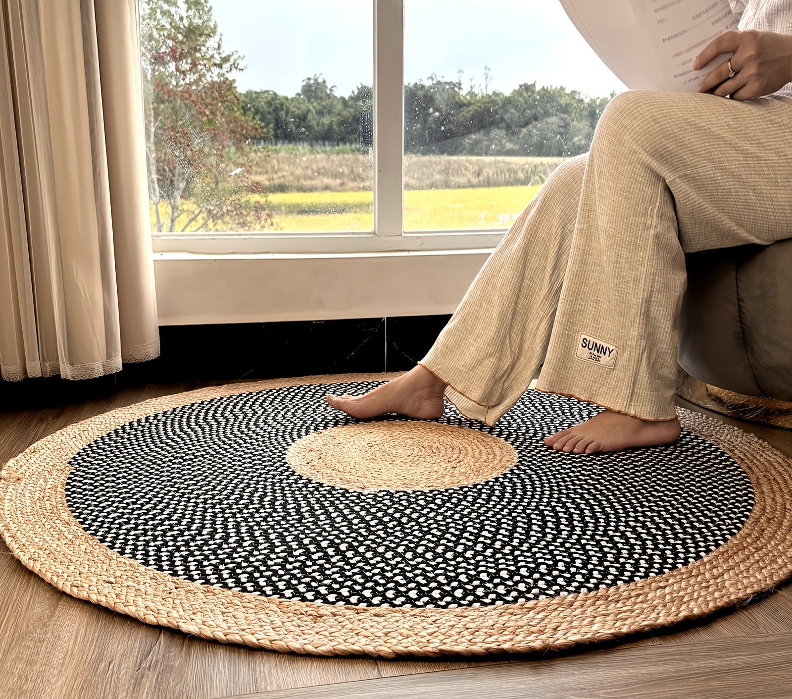 Tapis de jute coloris noir, parfait pour une décoration moderne ou de style maison de campagne