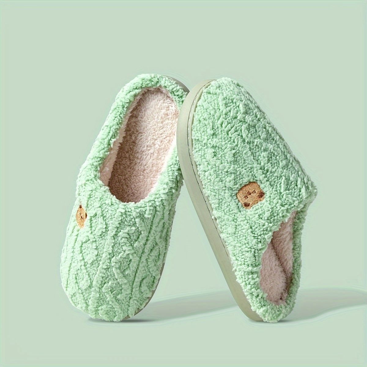 Pantoufles à imprimé ours rayé confortables, chaussures d'intérieur décontractées toutes saisons pour l'hiver, à enfiler, avec dessus et intérieur en tissu doux et semelle en TPR, chaleur et confort pour couples.