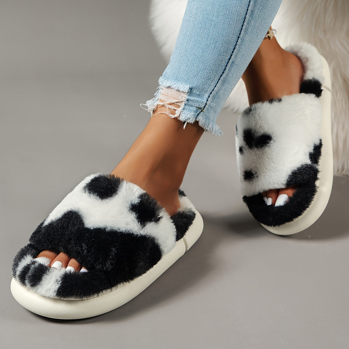 Chaussons d'intérieur douillets, duveteux et moelleux, à bande unique, bouts ouverts et semelle plateforme, confortables et chauds pour la maison.
