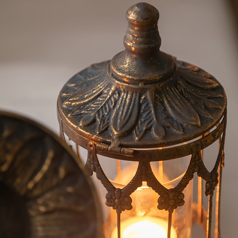Porte-bougie en métal vintage inspiré de la Rome antique – résistant au vent, accessoire décoratif de table pour salon et hôtel, au design rustique campagnard avec motifs ornés.