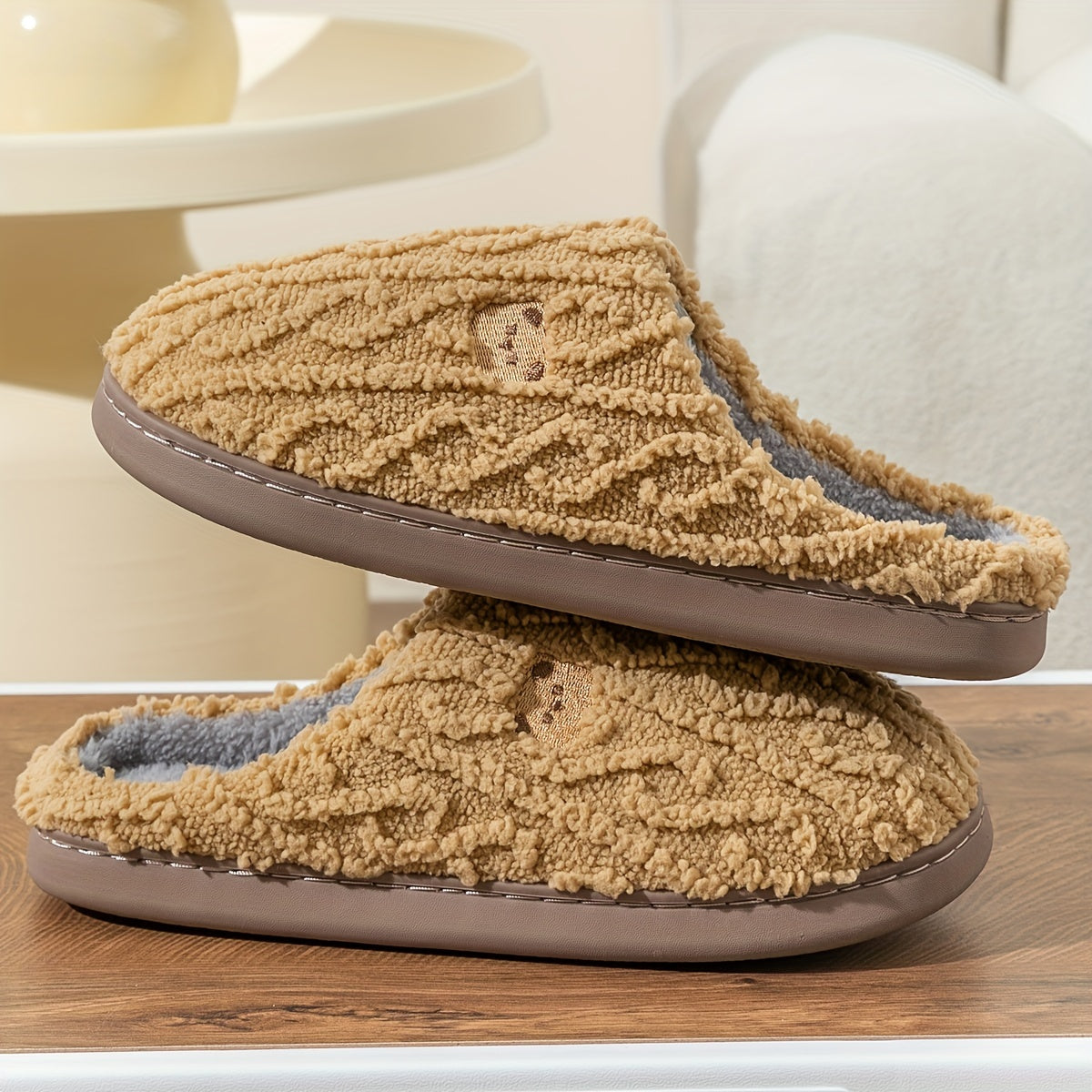 Pantoufles à imprimé ours rayé confortables, chaussures d'intérieur décontractées toutes saisons pour l'hiver, à enfiler, avec dessus et intérieur en tissu doux et semelle en TPR, chaleur et confort pour couples.