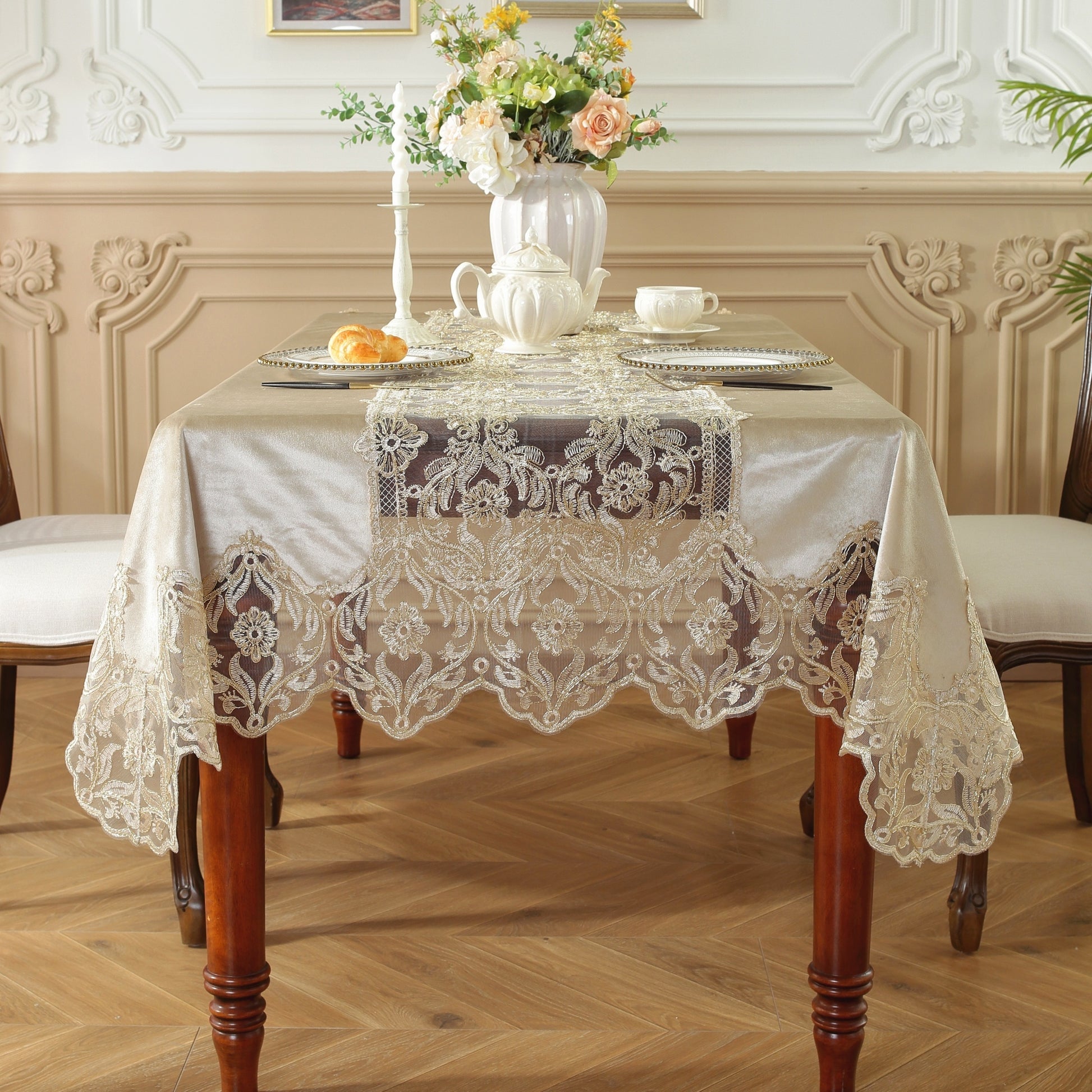 Nappe élégante en polyester avec dentelle dorée brodée – polyvalente pour toutes les saisons, résistante aux taches et à la chaleur, parfaite pour la maison